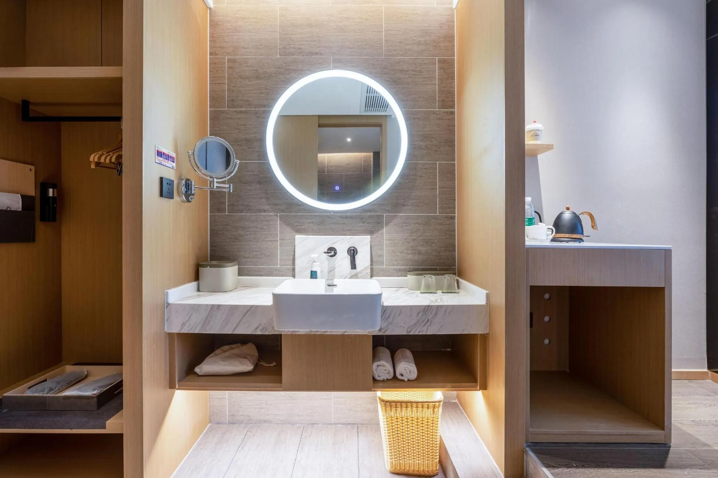 Atour Hotel Zhijiang Bridge