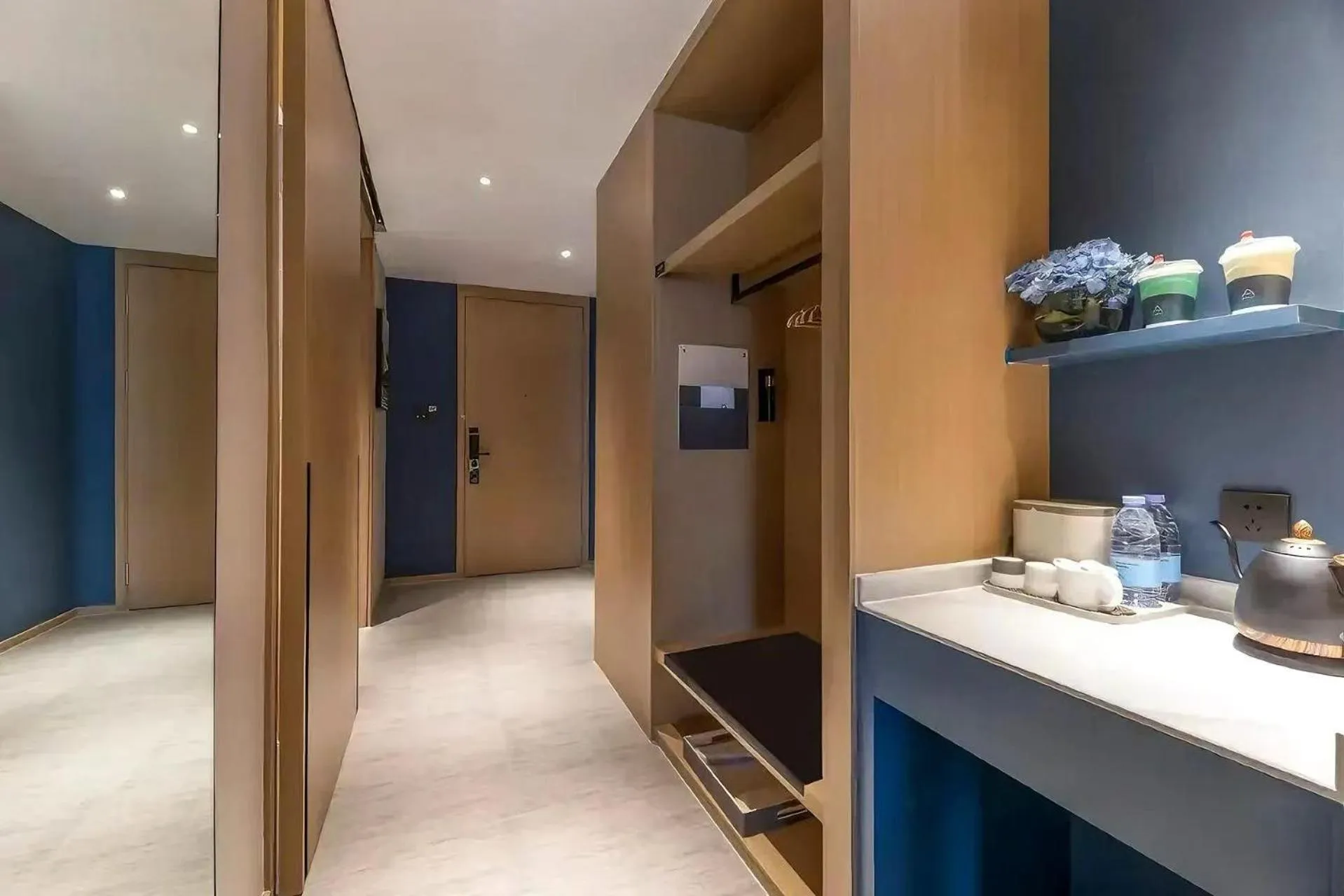 wardrobe in Atour Hotel Zhijiang Bridge