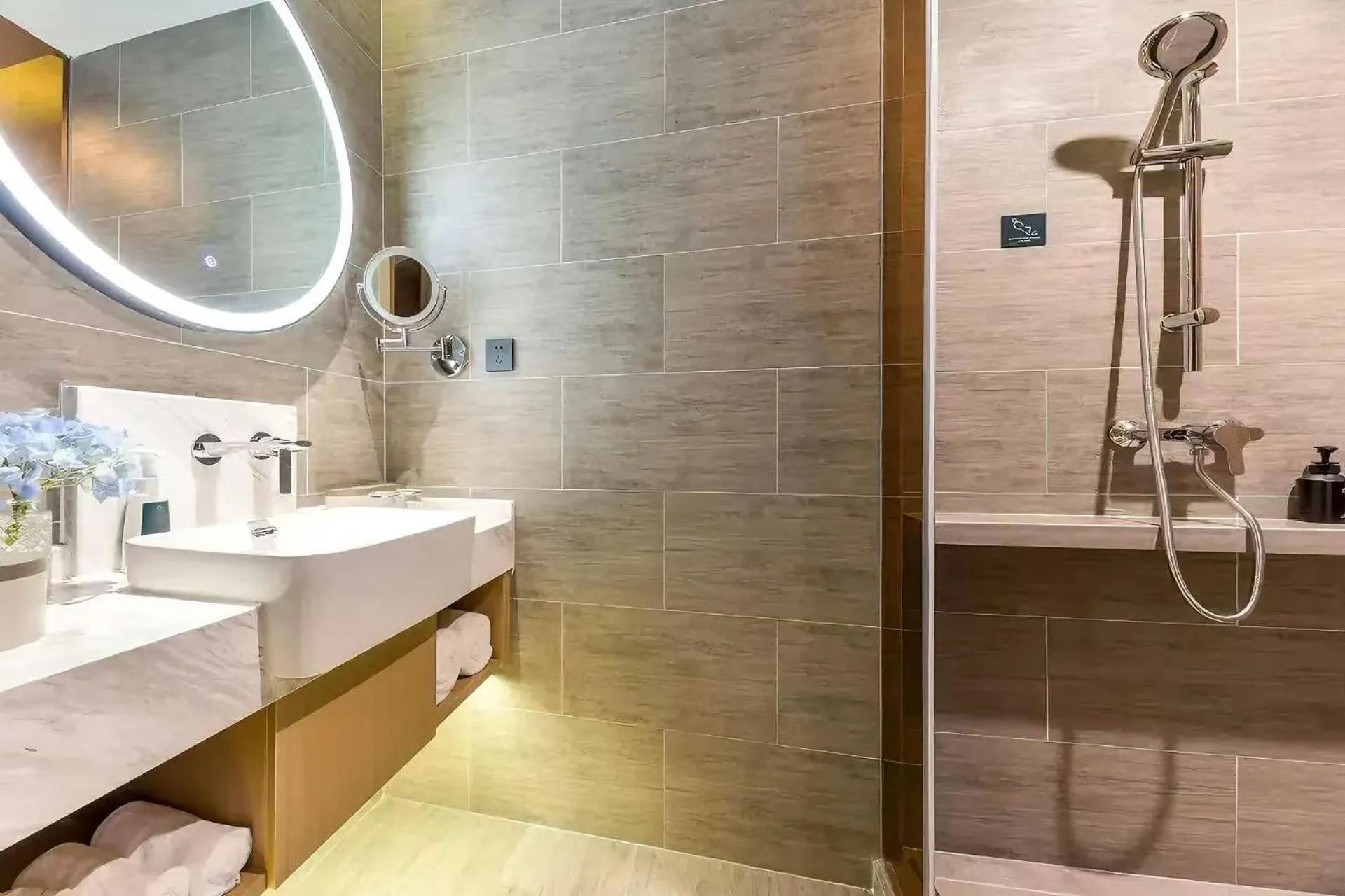 Shower in Atour Hotel Zhijiang Bridge