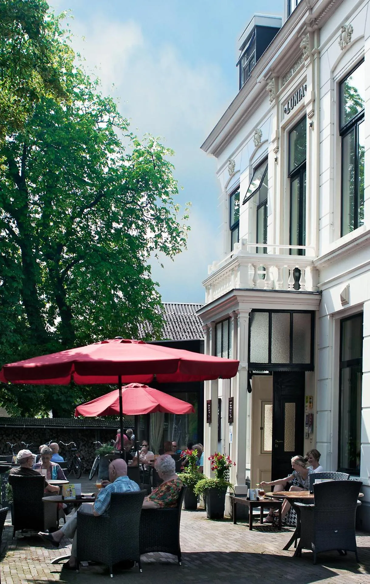 Patio in Hotel Restaurant Lunia