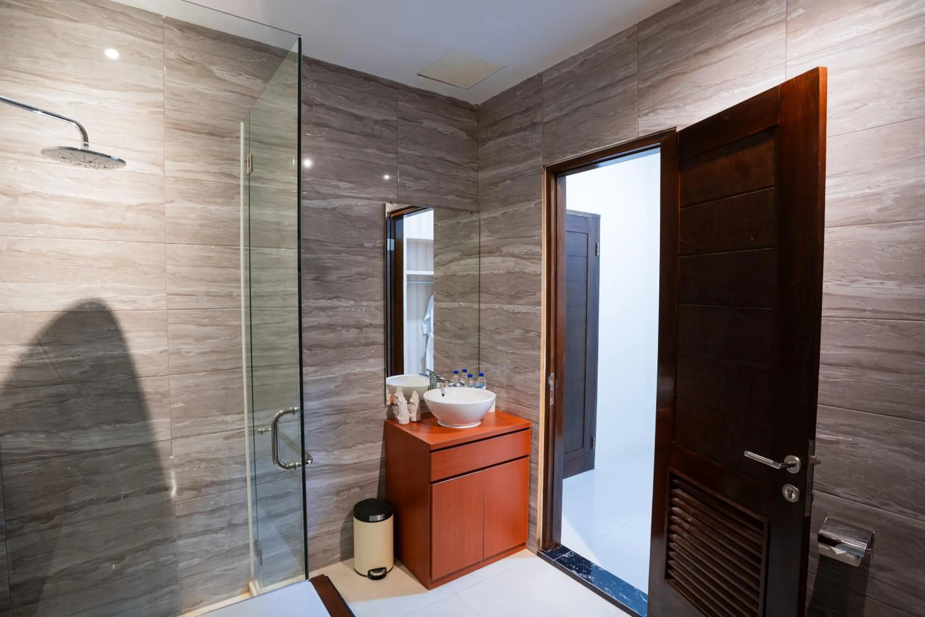 Shower in Zasgo Hotel