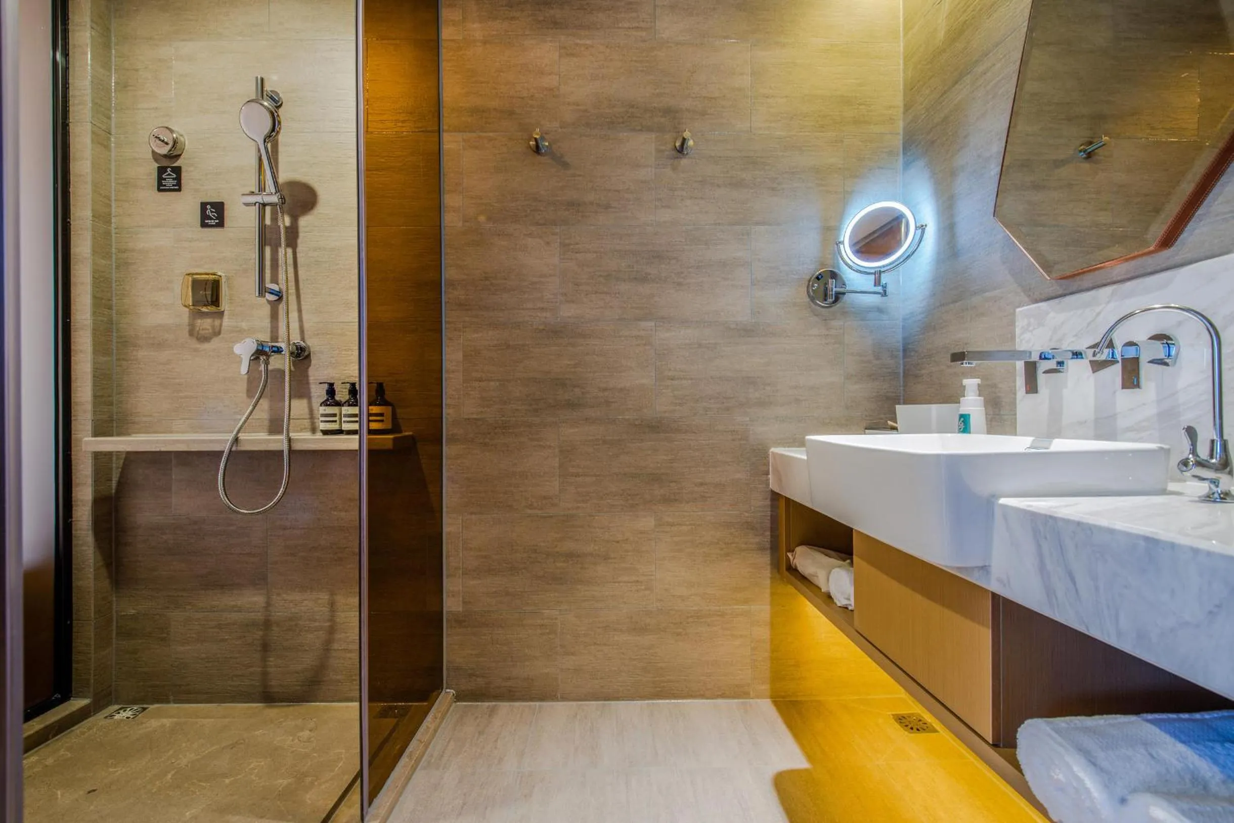 Shower in Atour Hotel Zhongshan Tanzhou