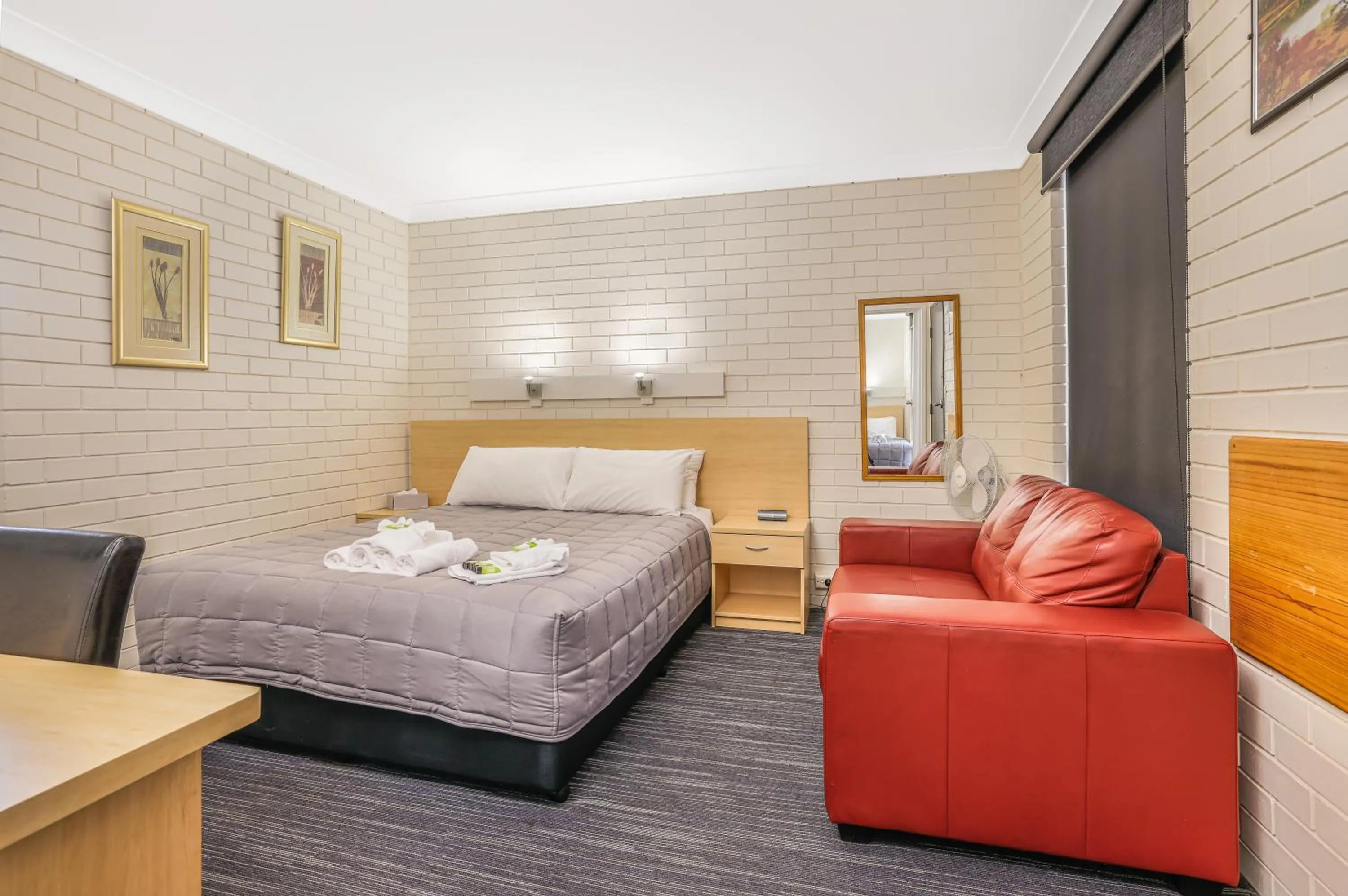 Bed in Stagecoach Inn Motel