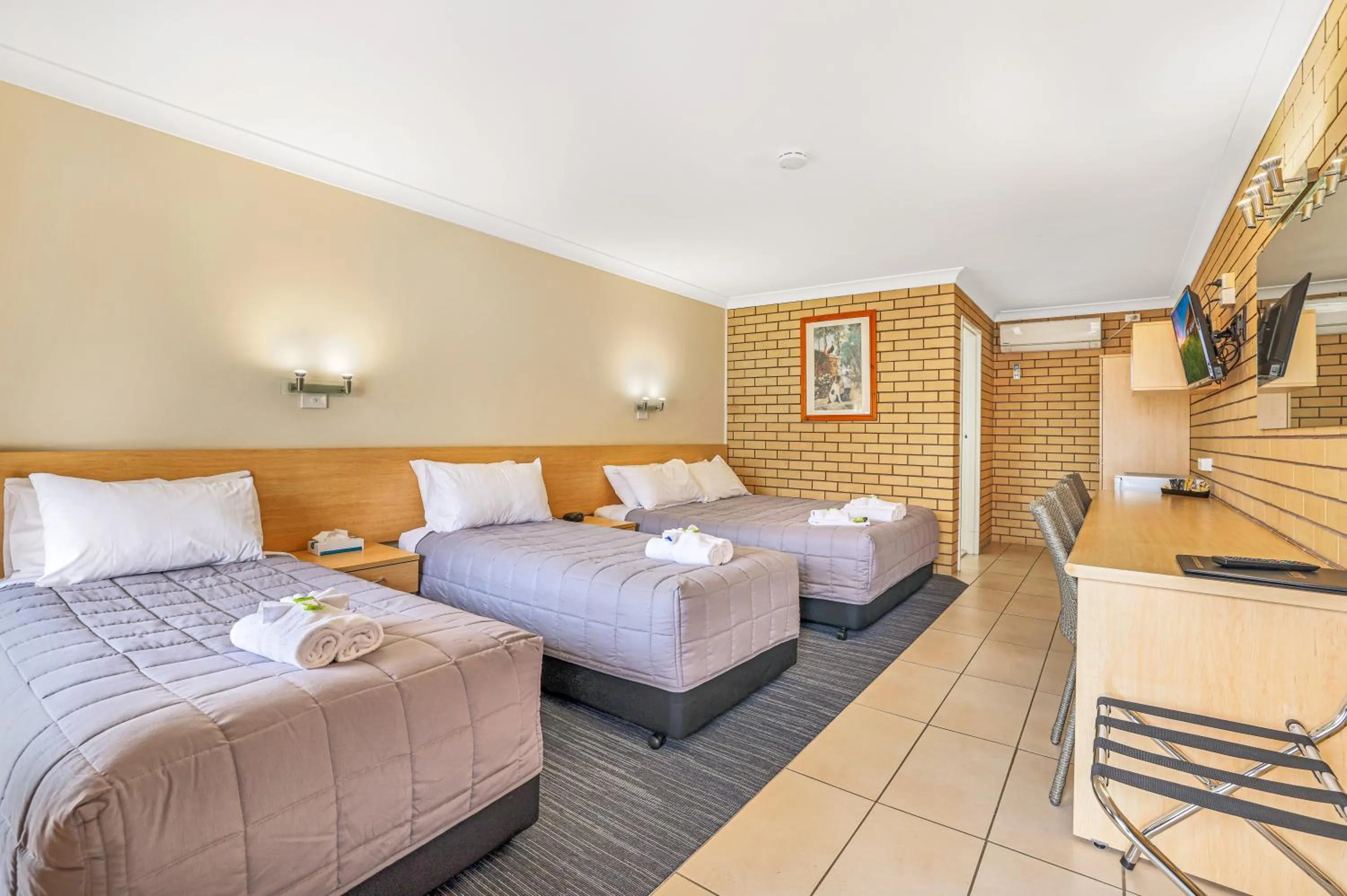 Bed in Stagecoach Inn Motel