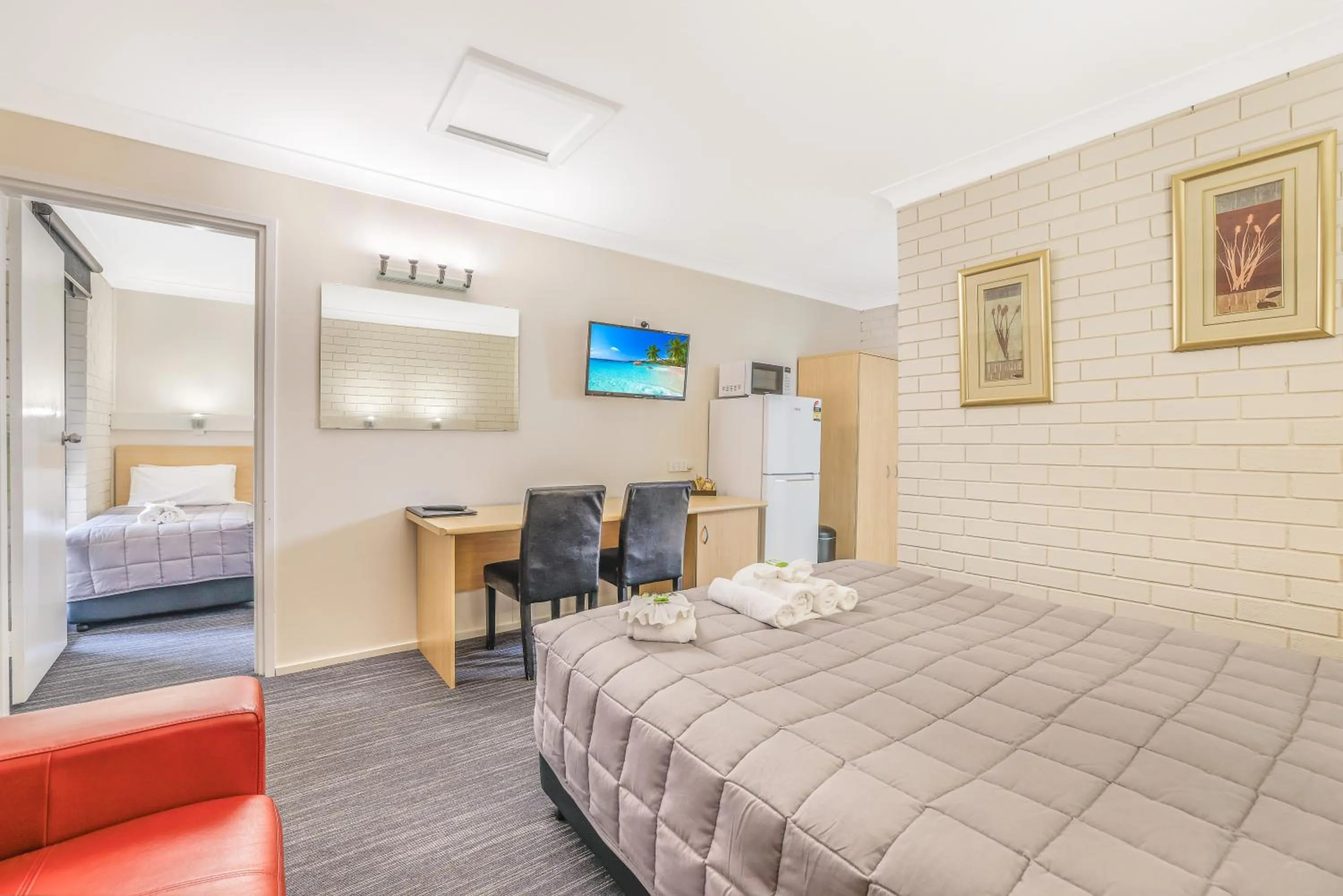 Bed in Stagecoach Inn Motel