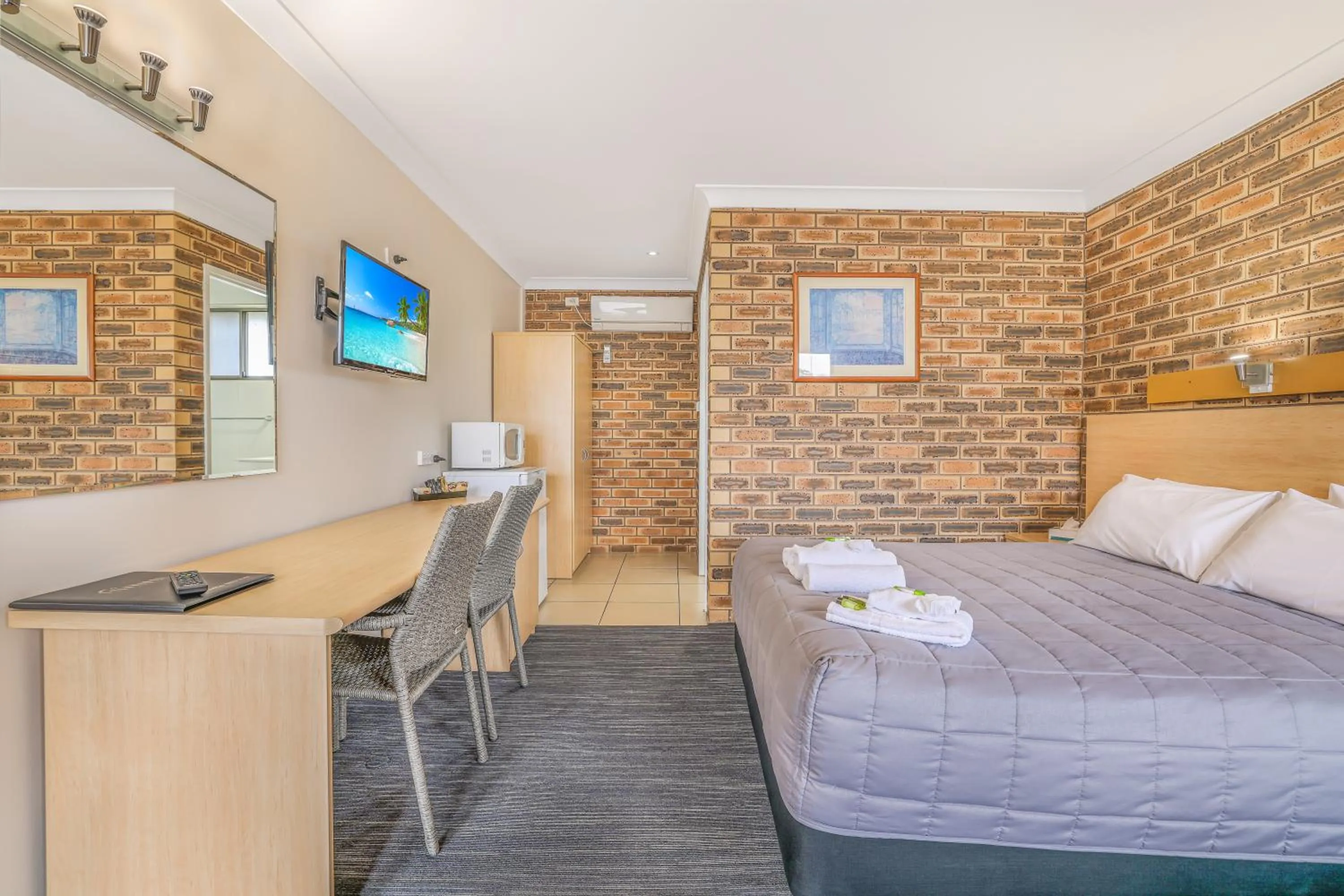 Bed in Stagecoach Inn Motel