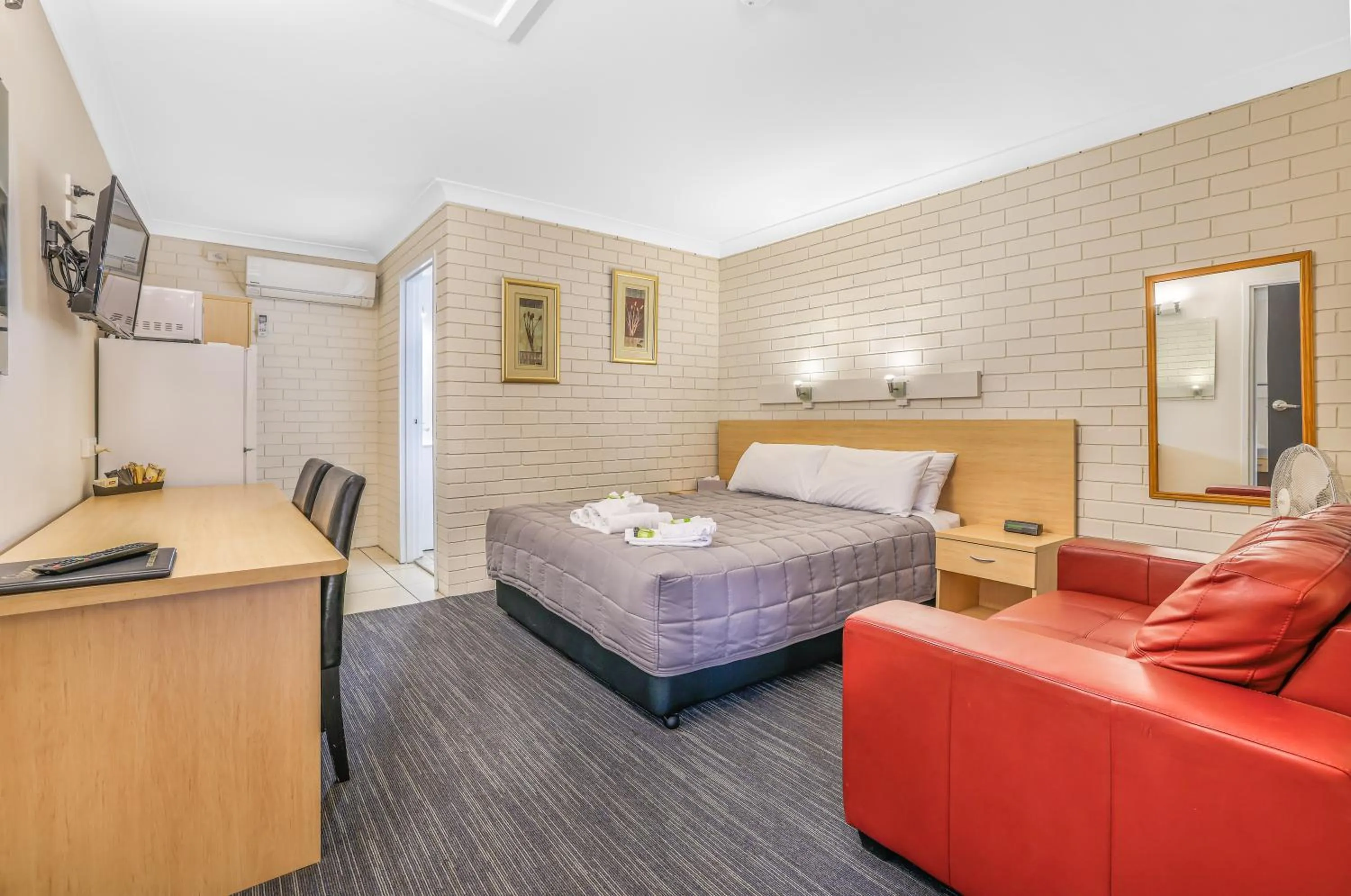 Bed in Stagecoach Inn Motel