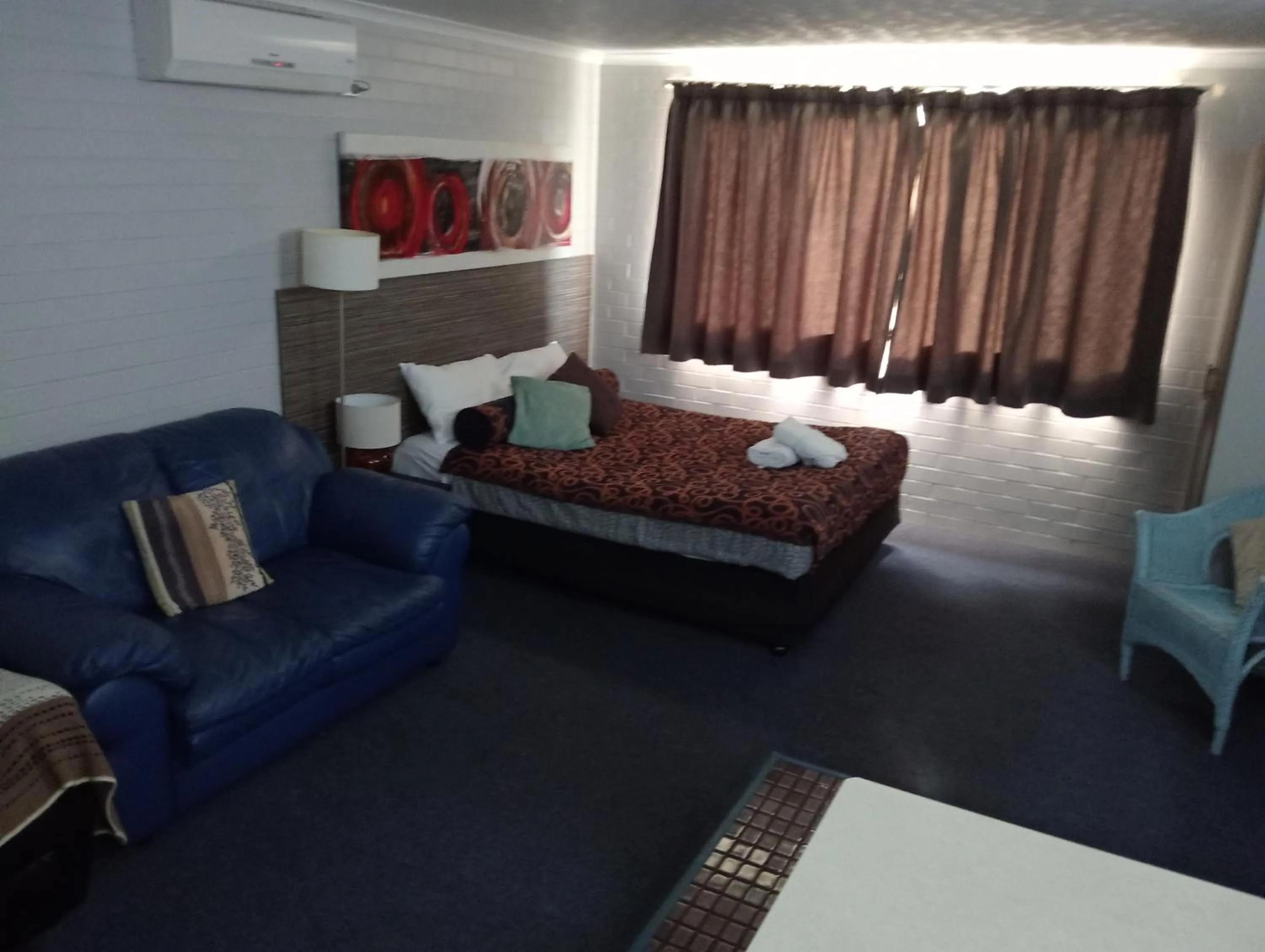 Bed in Raceview Motor Inn