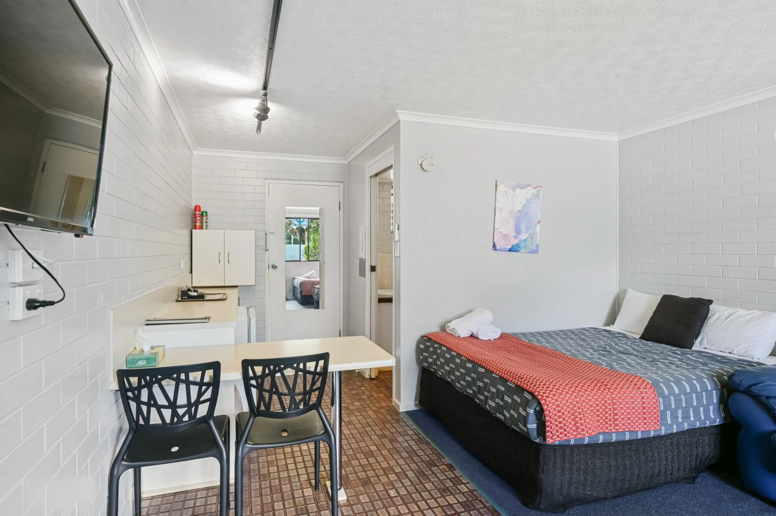 Bed in Raceview Motor Inn