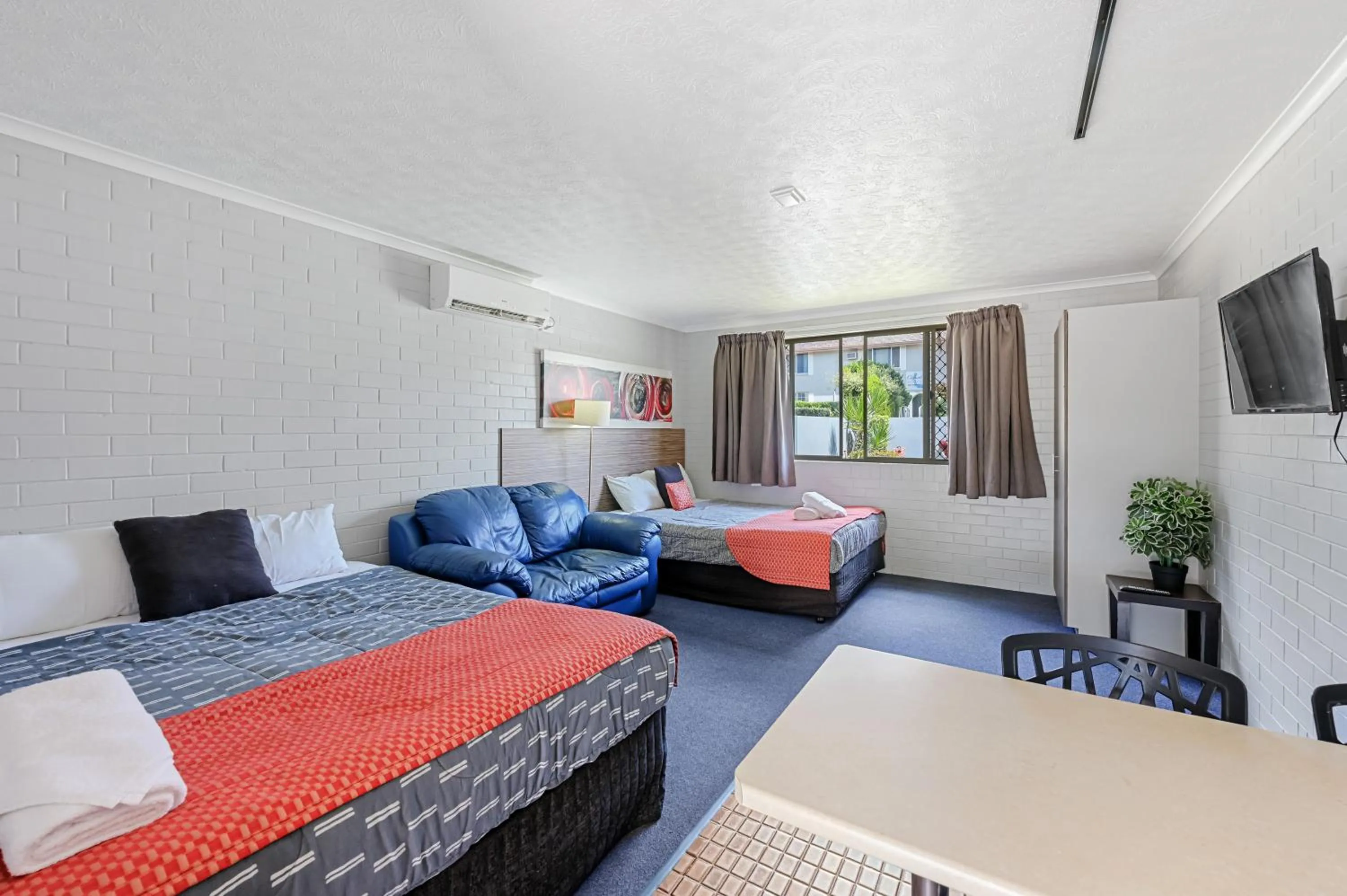 Photo of the whole room, Bed in Raceview Motor Inn