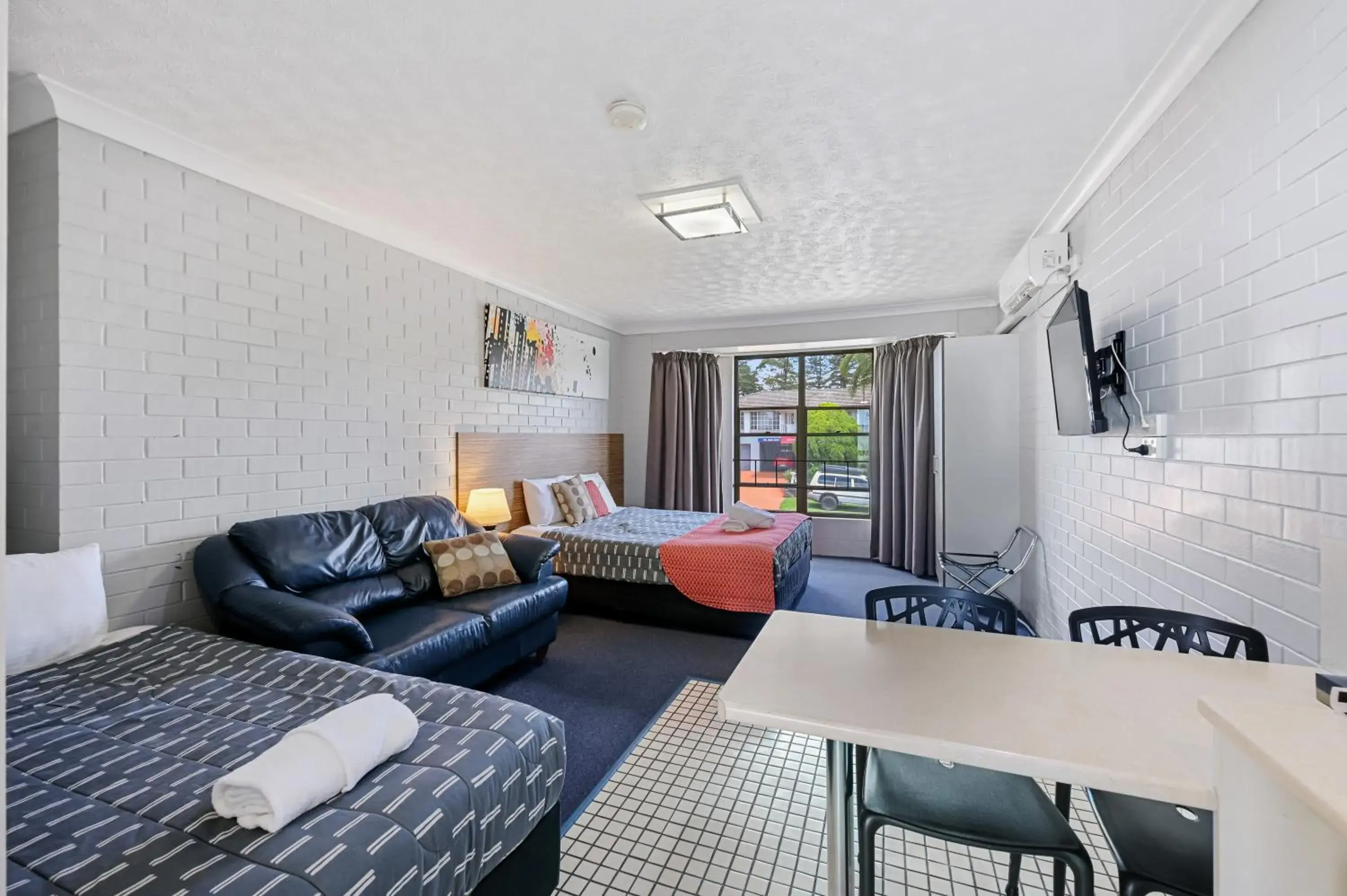 Economy Quadruple Room in Raceview Motor Inn Economy Quadruple Room in Raceview Motor Inn