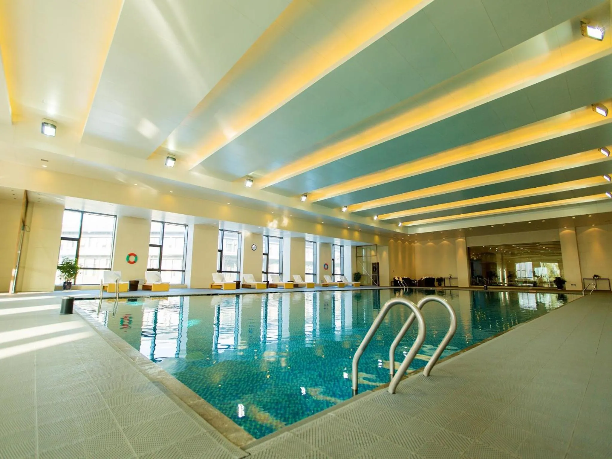 Swimming pool in Primus Hotel Yinchuan