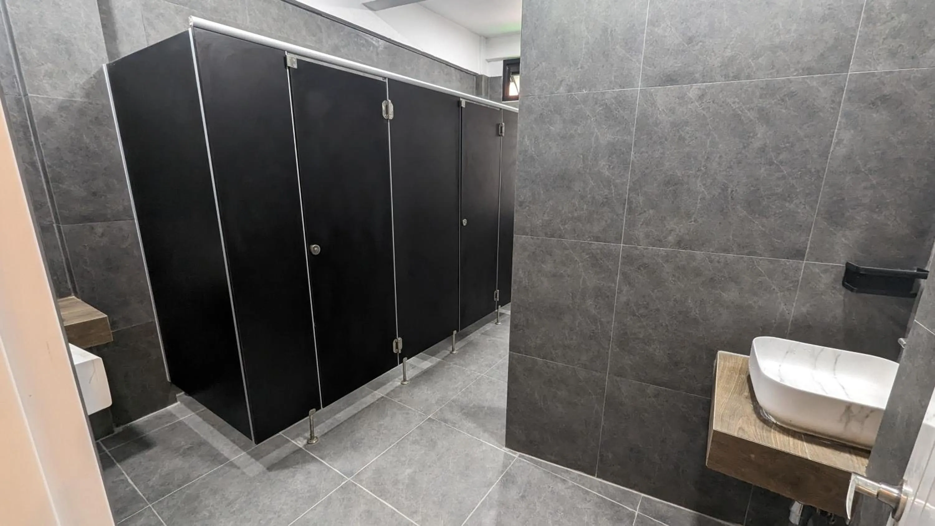 Shower in Urban Jungle Social