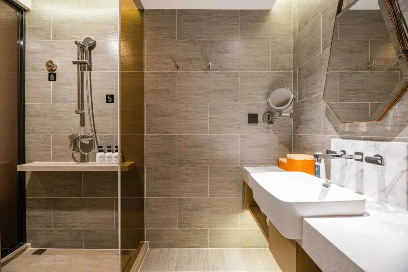 Photo of the whole room in Atour Hotel Hangzhou Huanglong Wanke Xueyuan Road