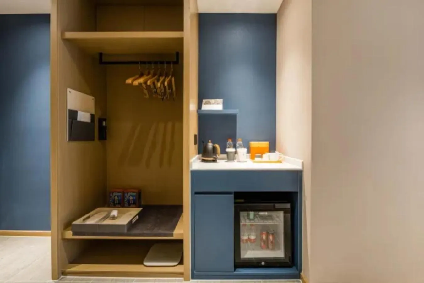 wardrobe in Atour Hotel Hangzhou Huanglong Wanke Xueyuan Road