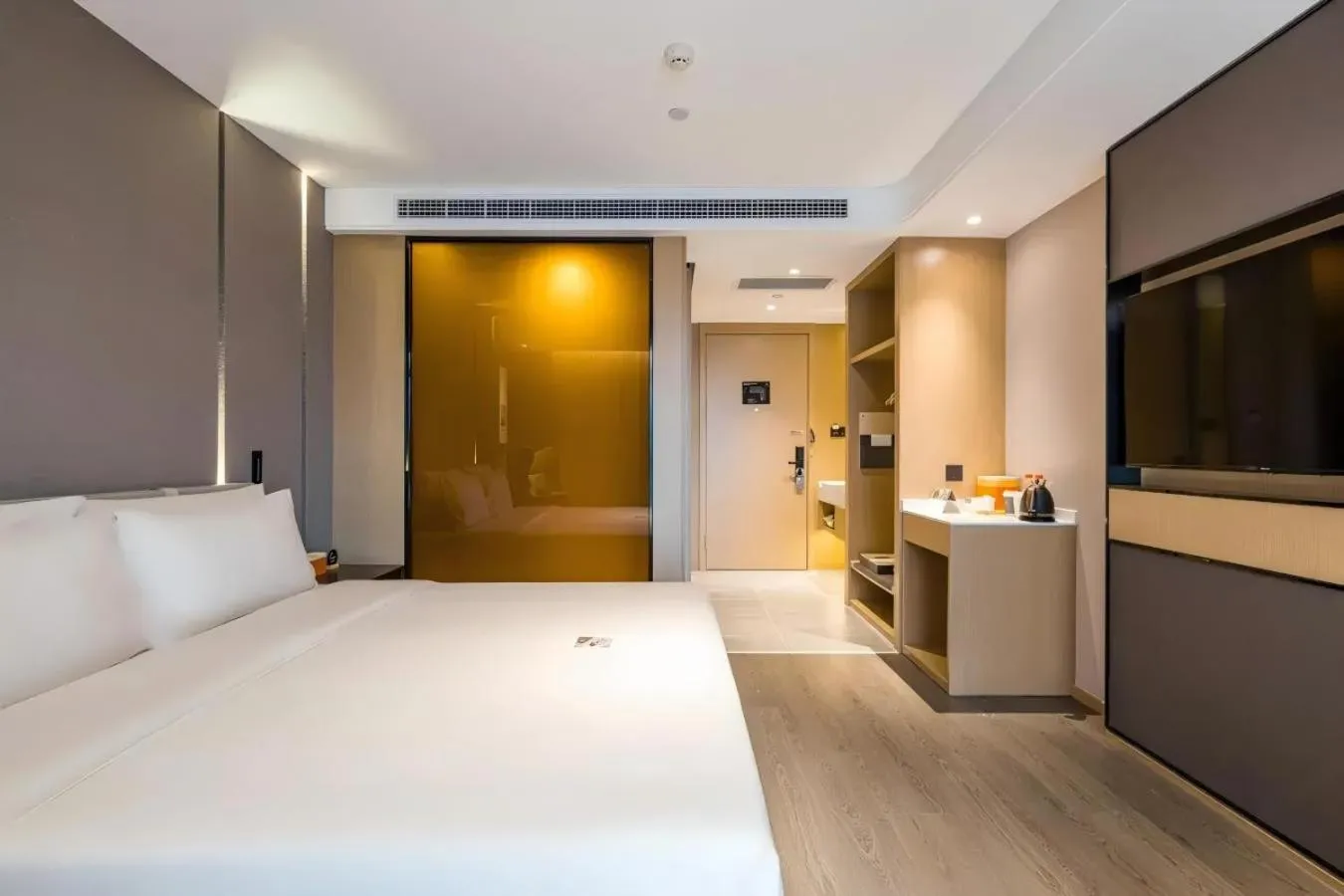 Photo of the whole room, Bed in Atour Hotel Hangzhou Huanglong Wanke Xueyuan Road