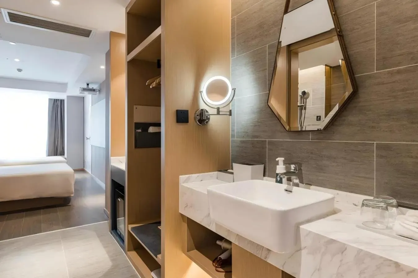 Photo of the whole room, Bed in Atour Hotel Hangzhou Huanglong Wanke Xueyuan Road