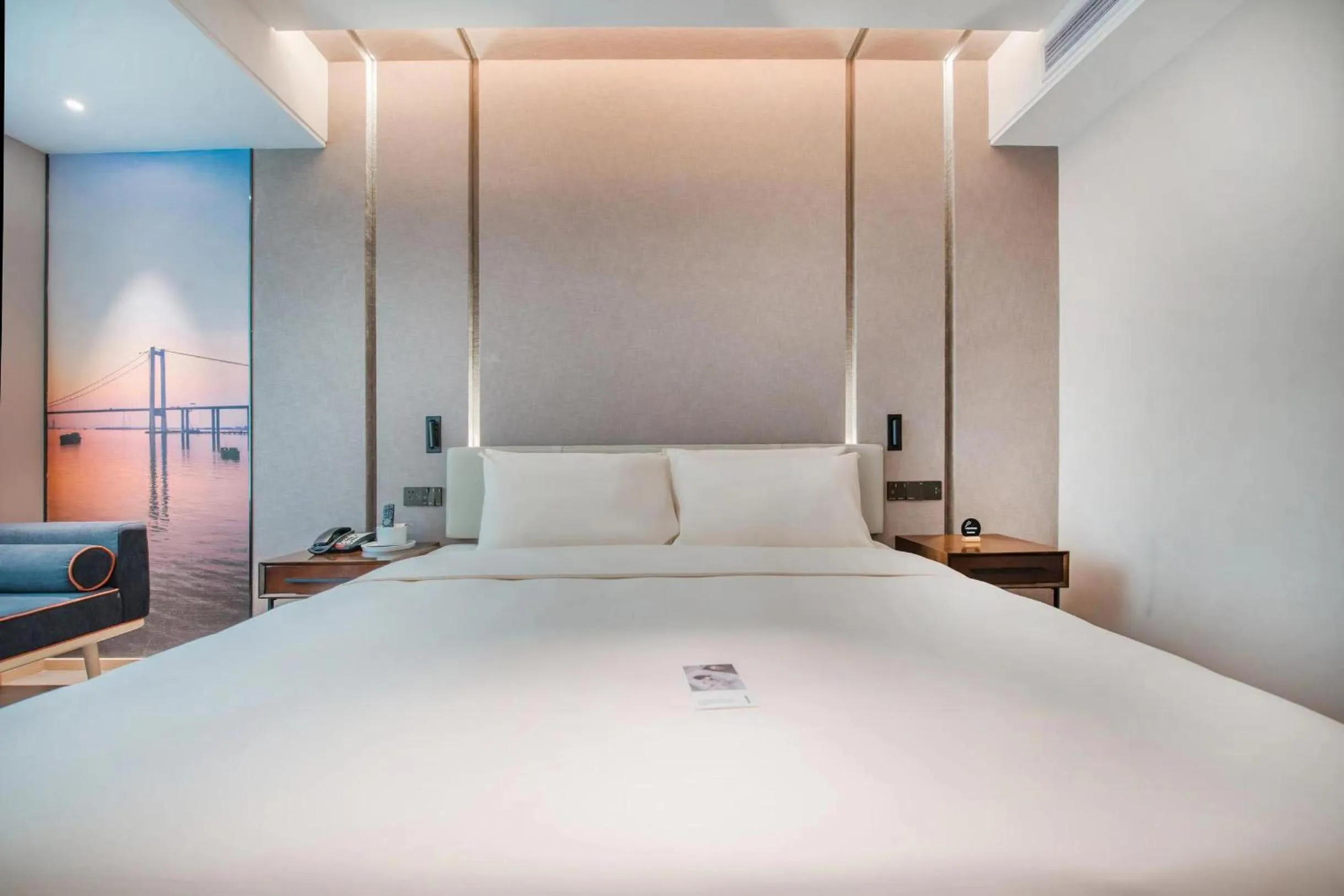 Photo of the whole room, Bed in Atour Hotel Guangzhou Sanyuanli-Guangzhou Baiyun Railway-Fiee Self-Service Laundry