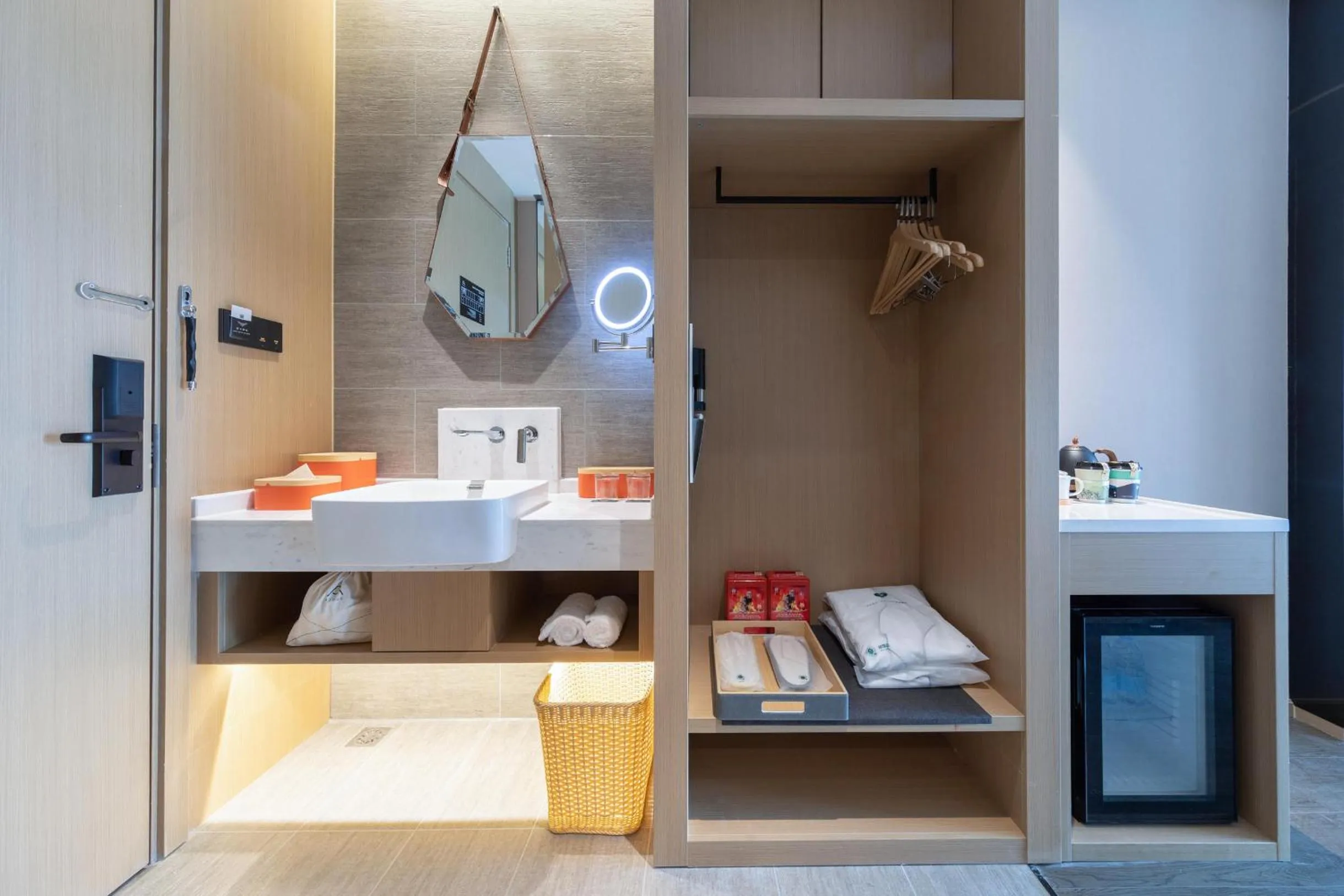 wardrobe in Atour Hotel Guangzhou South High-speed Railway Station