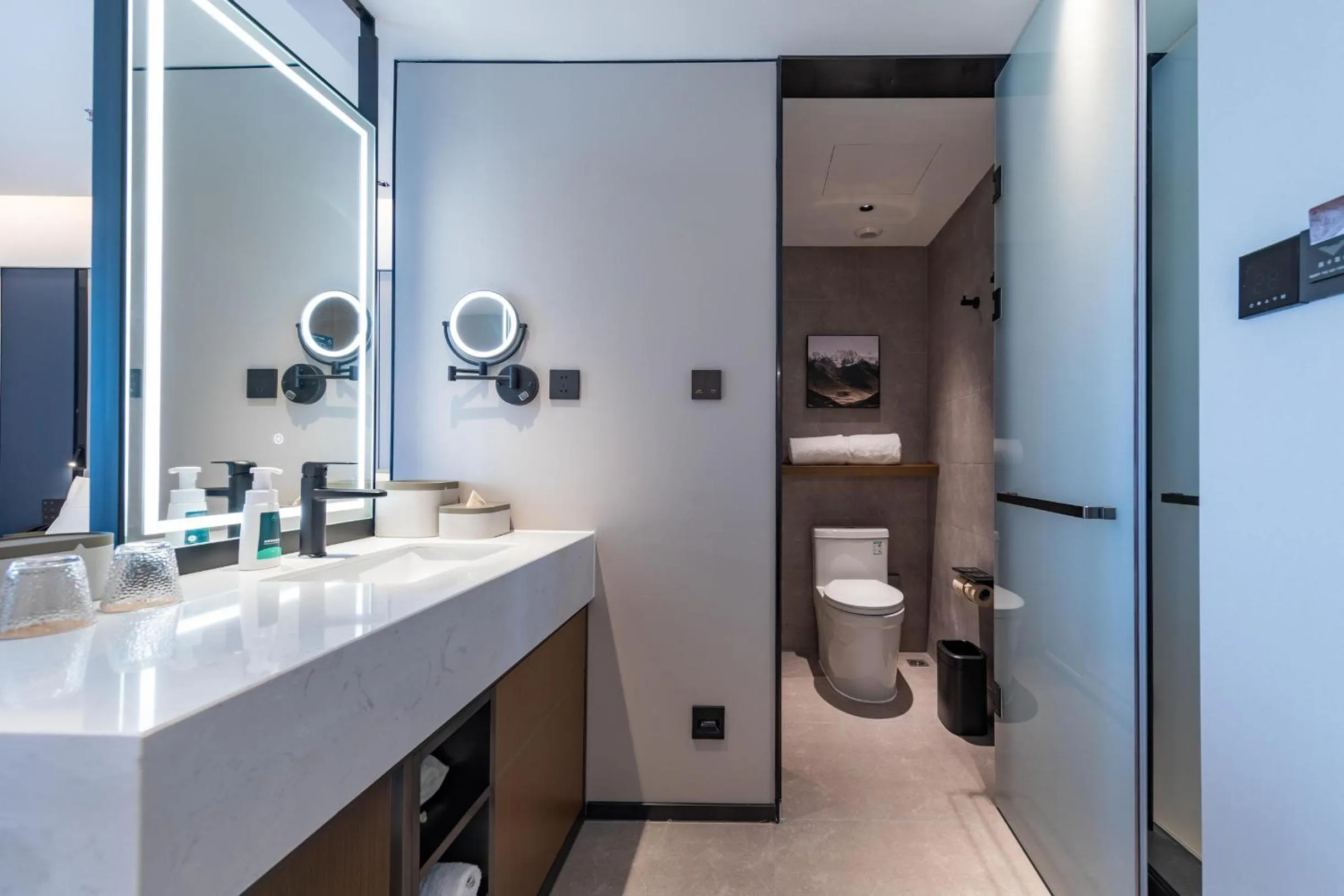 Toilet in Atour Hotel Guangzhou Zhongcun Hanxi Changlong Metro Station