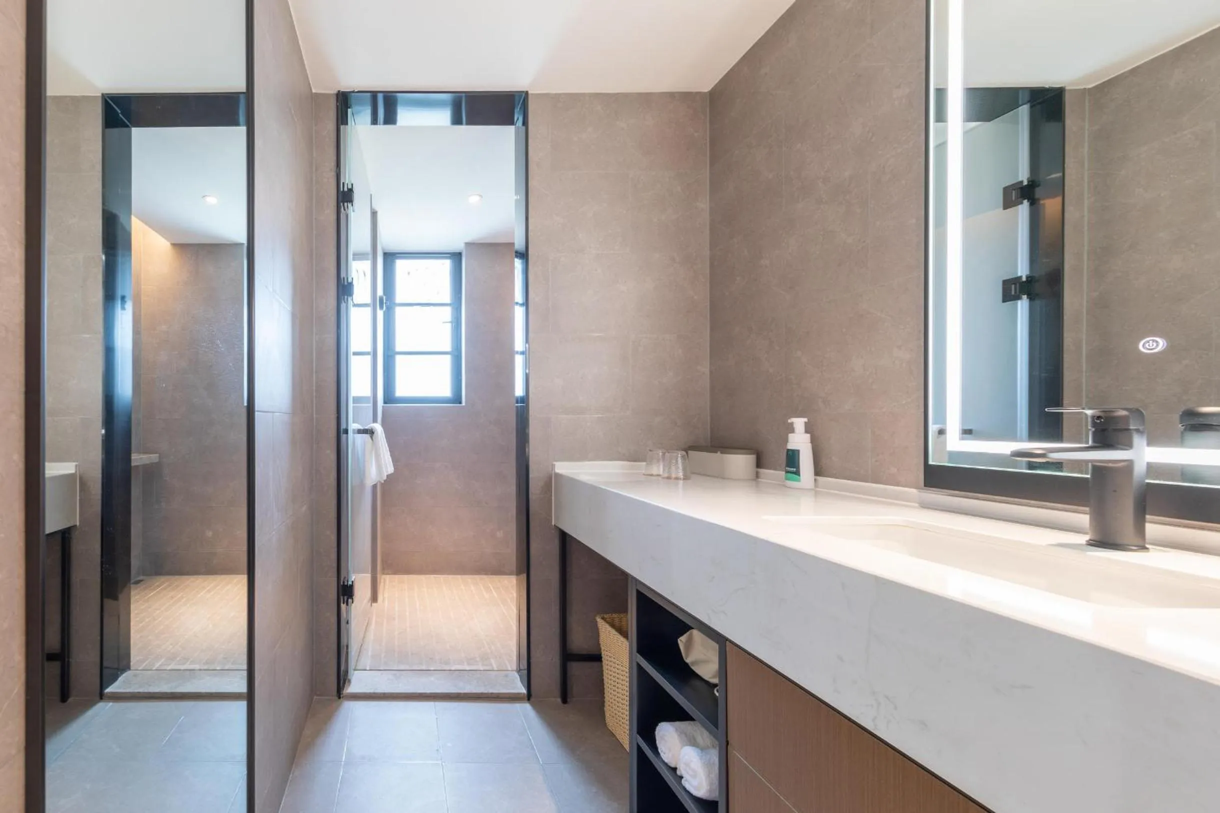 Bathroom in Atour Hotel Guangzhou Zhongcun Hanxi Changlong Metro Station