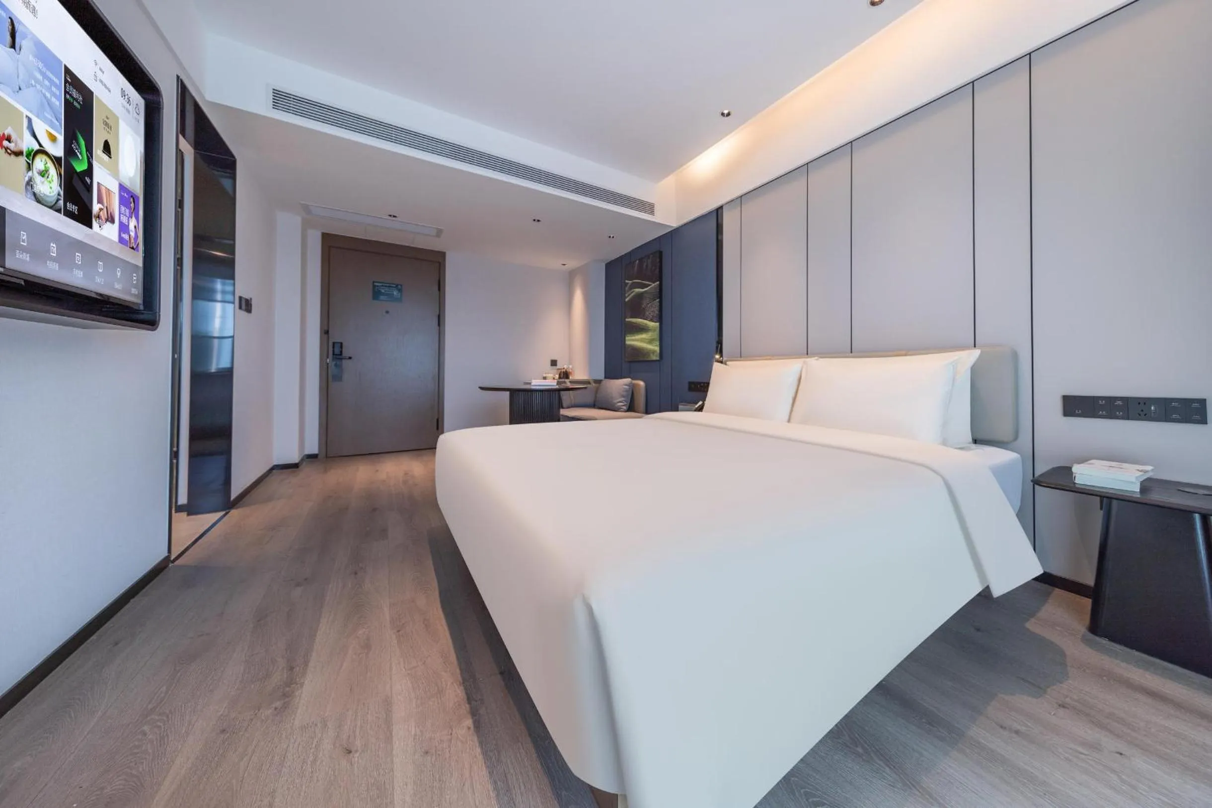 Photo of the whole room, Bed in Atour Hotel Guangzhou Zhongcun Hanxi Changlong Metro Station