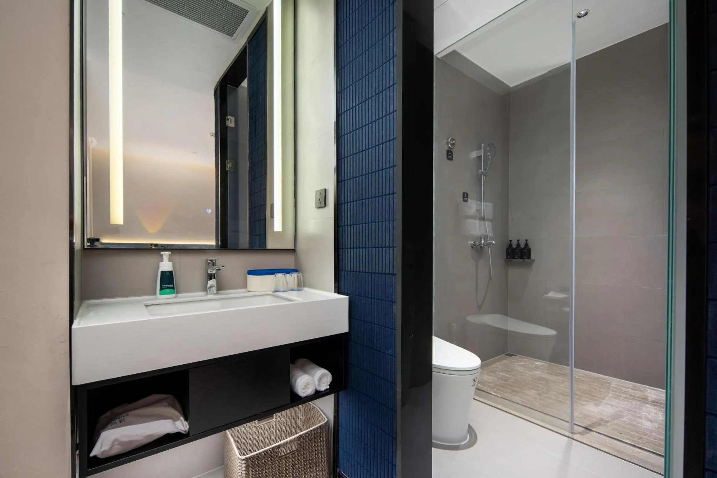 Toilet in Atour Light Hotel Guangzhou Pazhou Exhibition Canton Tower Subway Station