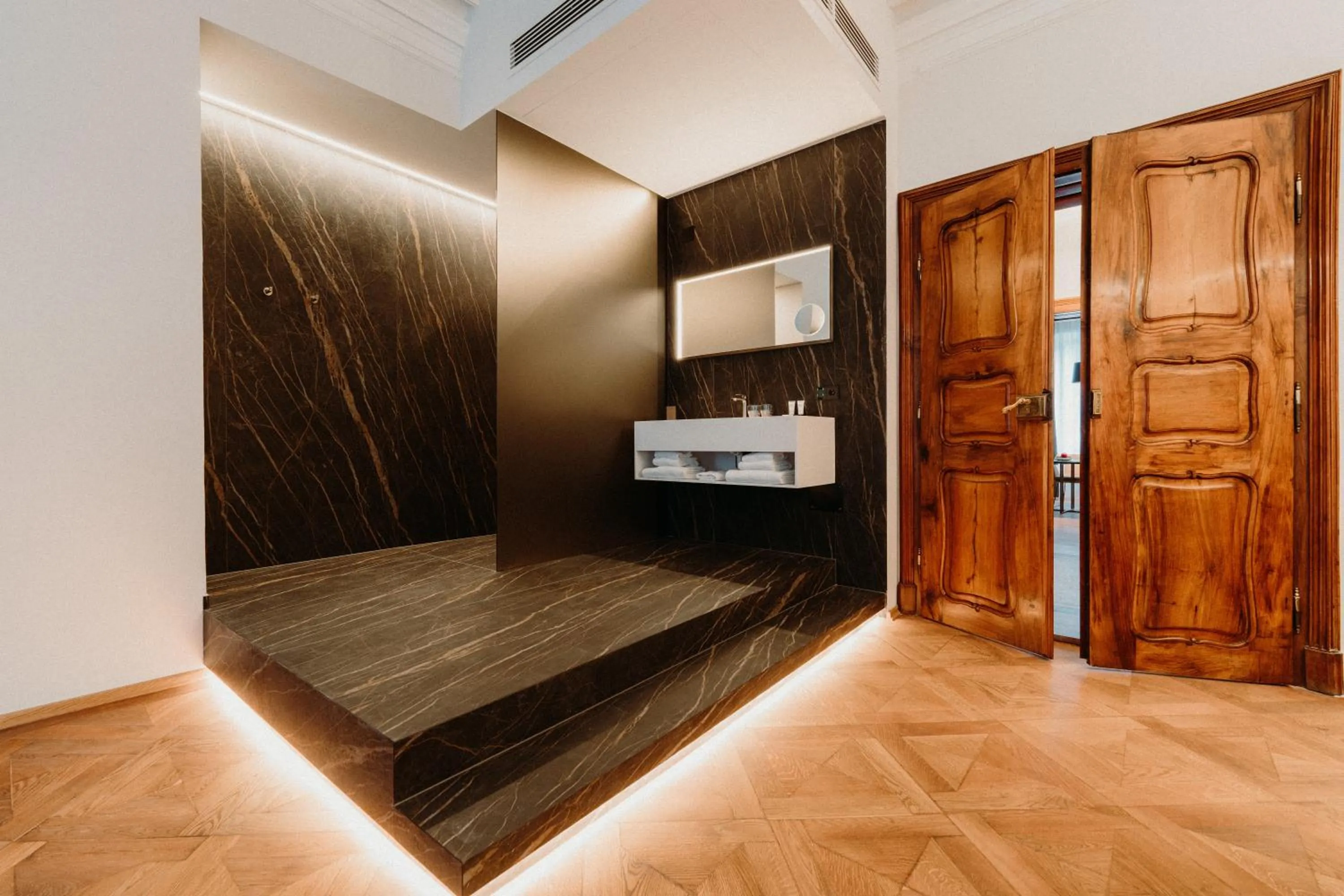 Bathroom, Bed in META SUITES historic city living