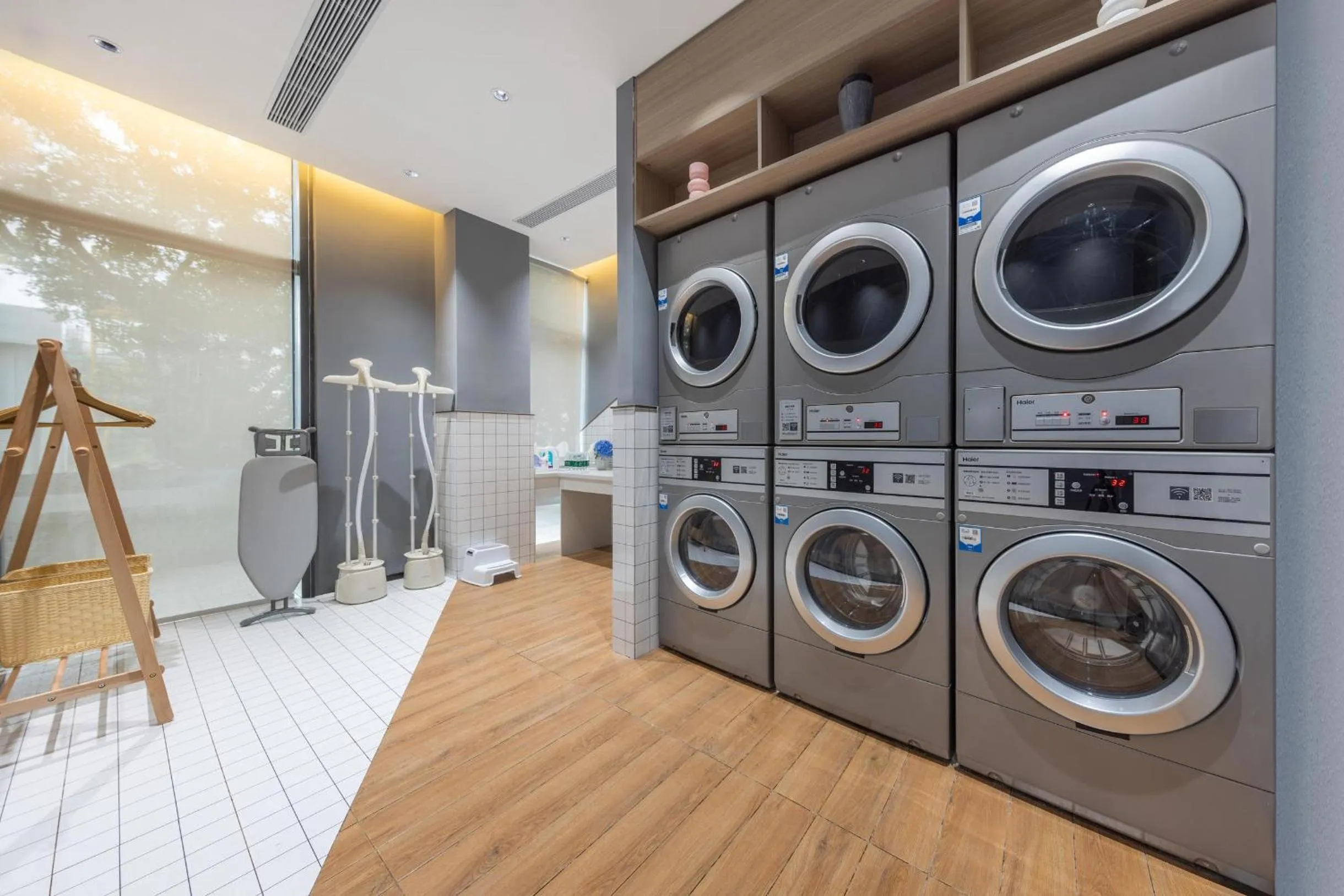 Atour Hotel Zhongshan Nantou Haiya Colorful City