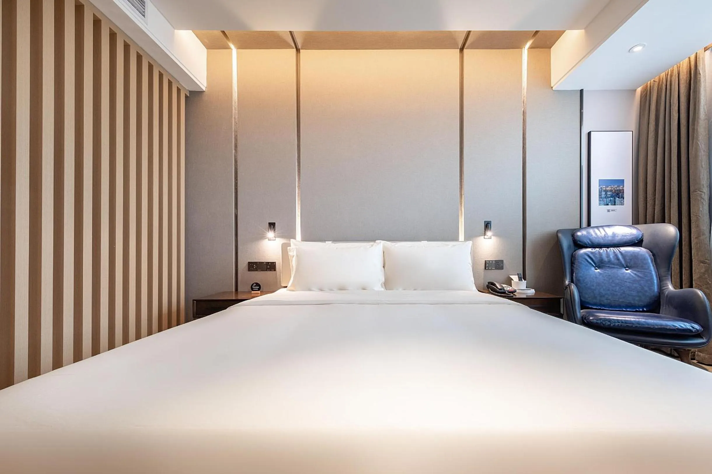 Bed in Atour Hotel Chengdu Chunxi Road Tianfu Square Subway Station