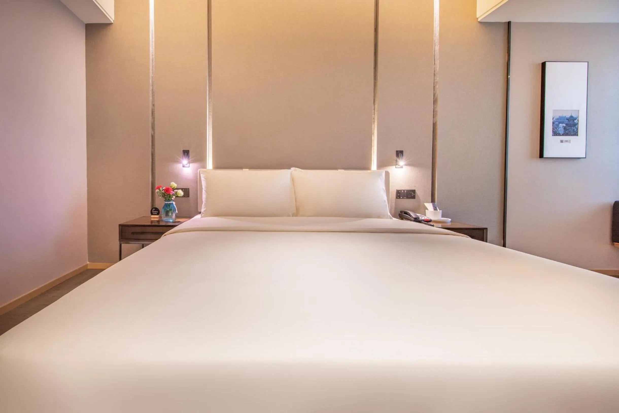 Bed in Atour Hotel Chengdu Chunxi Road Tianfu Square Subway Station