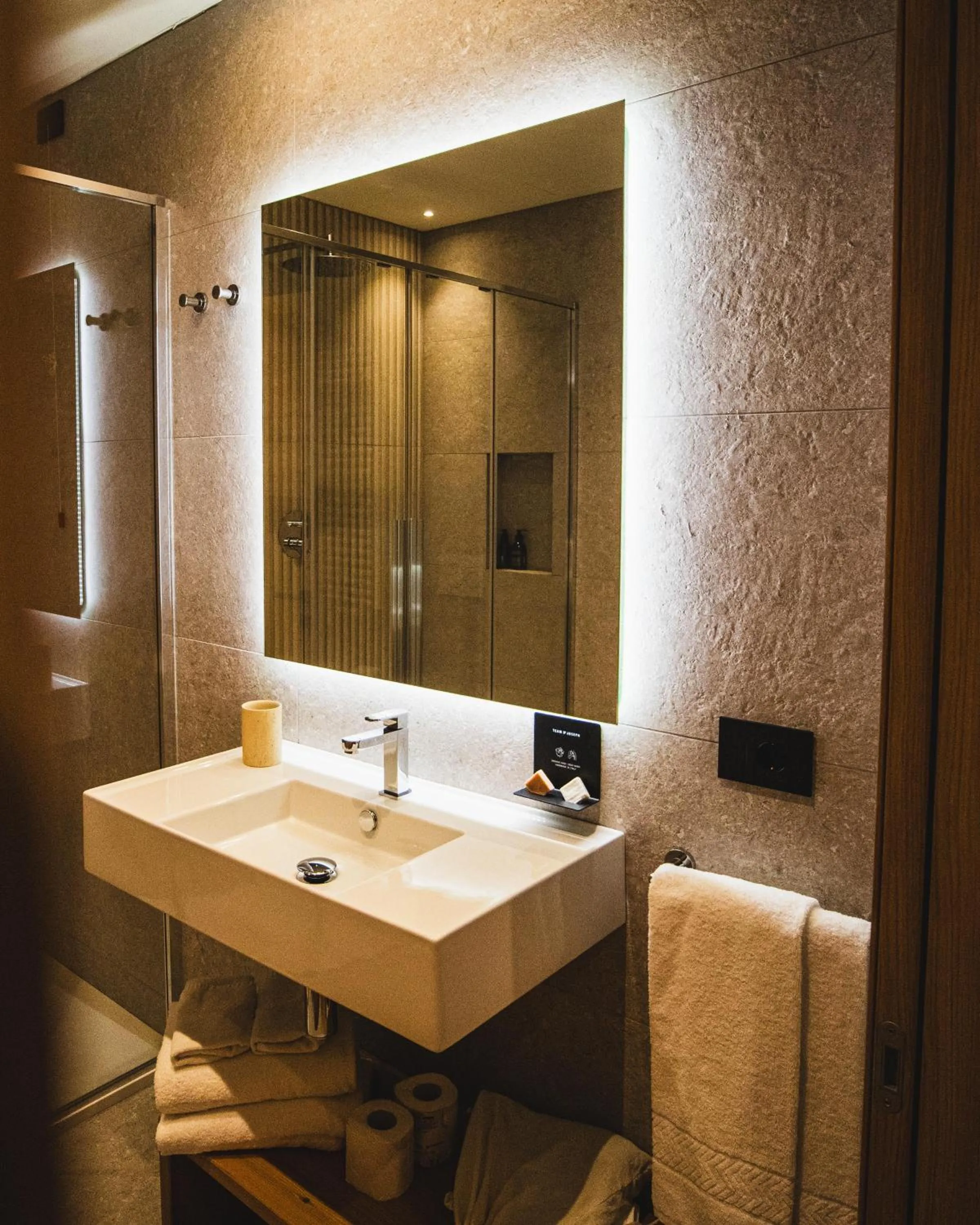 Shower in Naturae Lodge Wellness & Spa