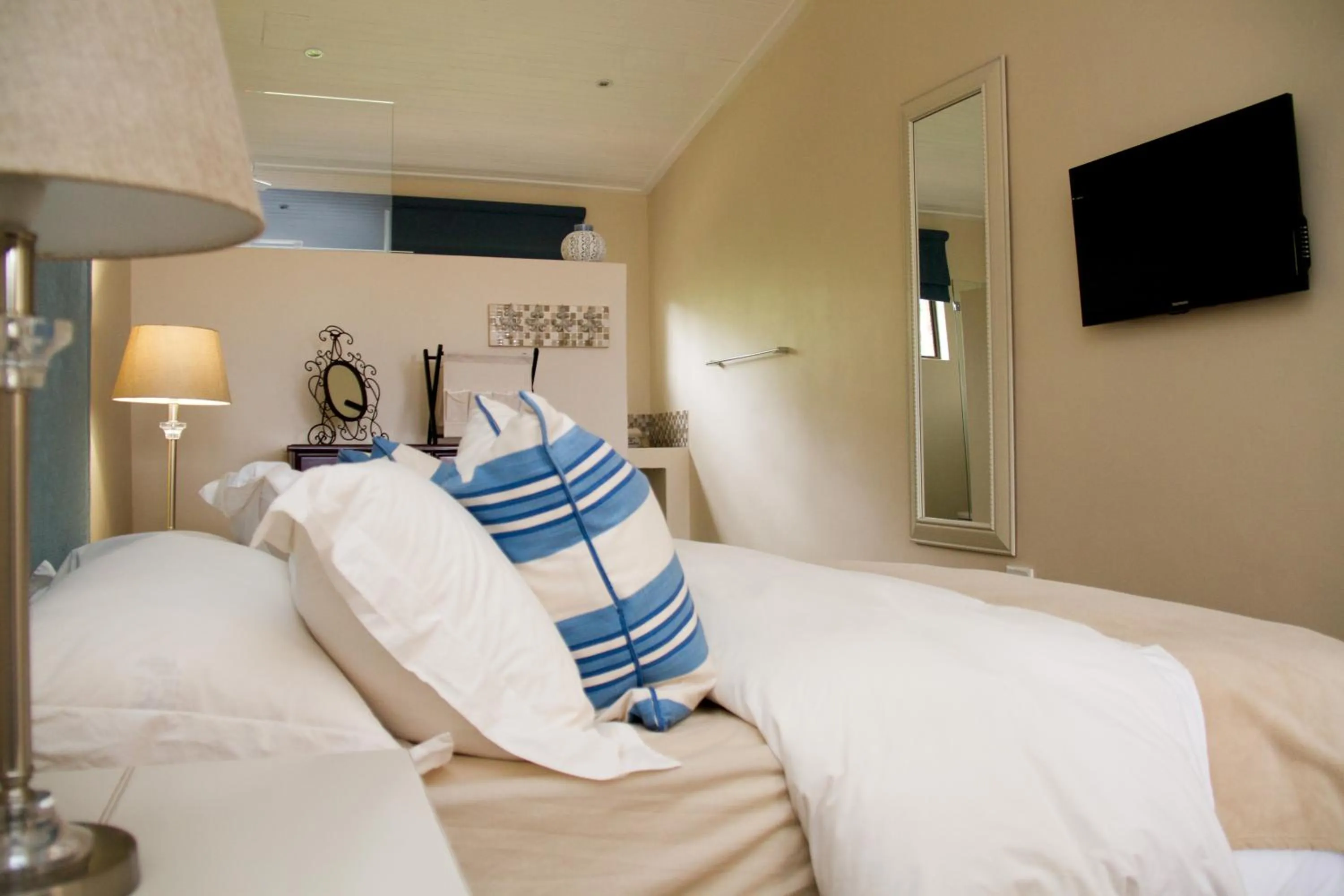 Bed in Nuwerus Lodge Paarl