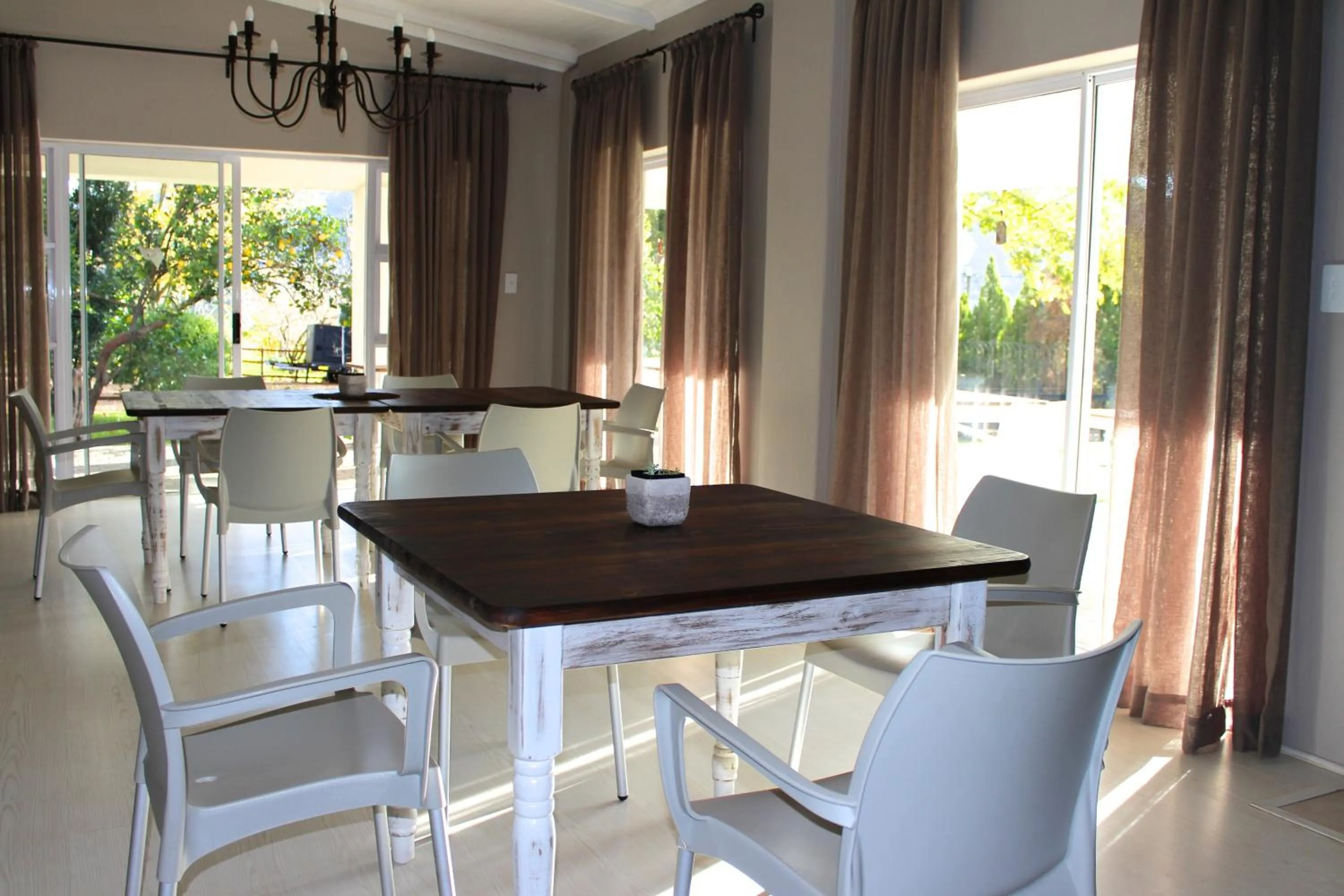Dining area in Nuwerus Lodge Paarl