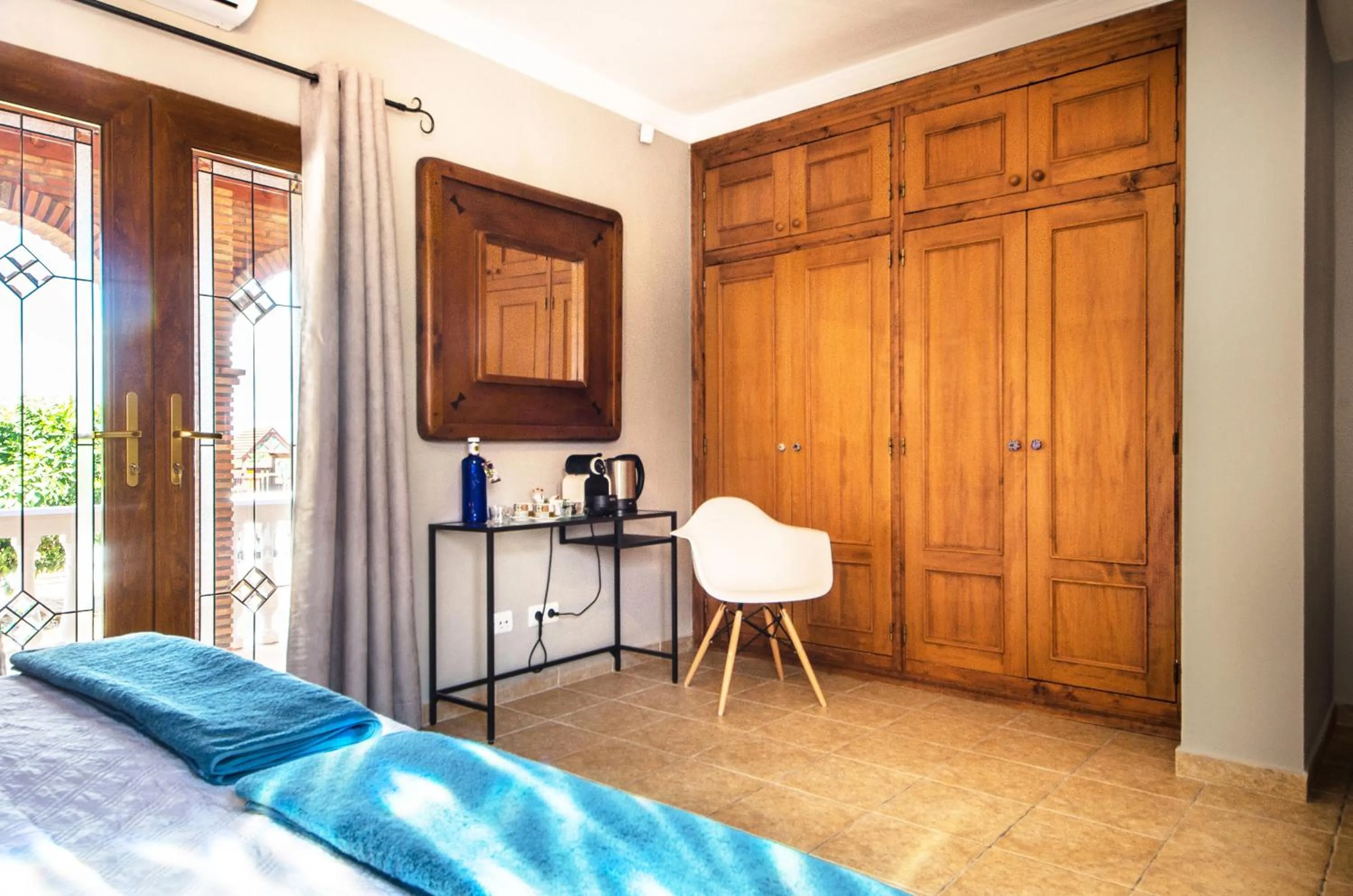 Coffee/tea facilities, Bed in Villa Conmigo Bed & Breakfast