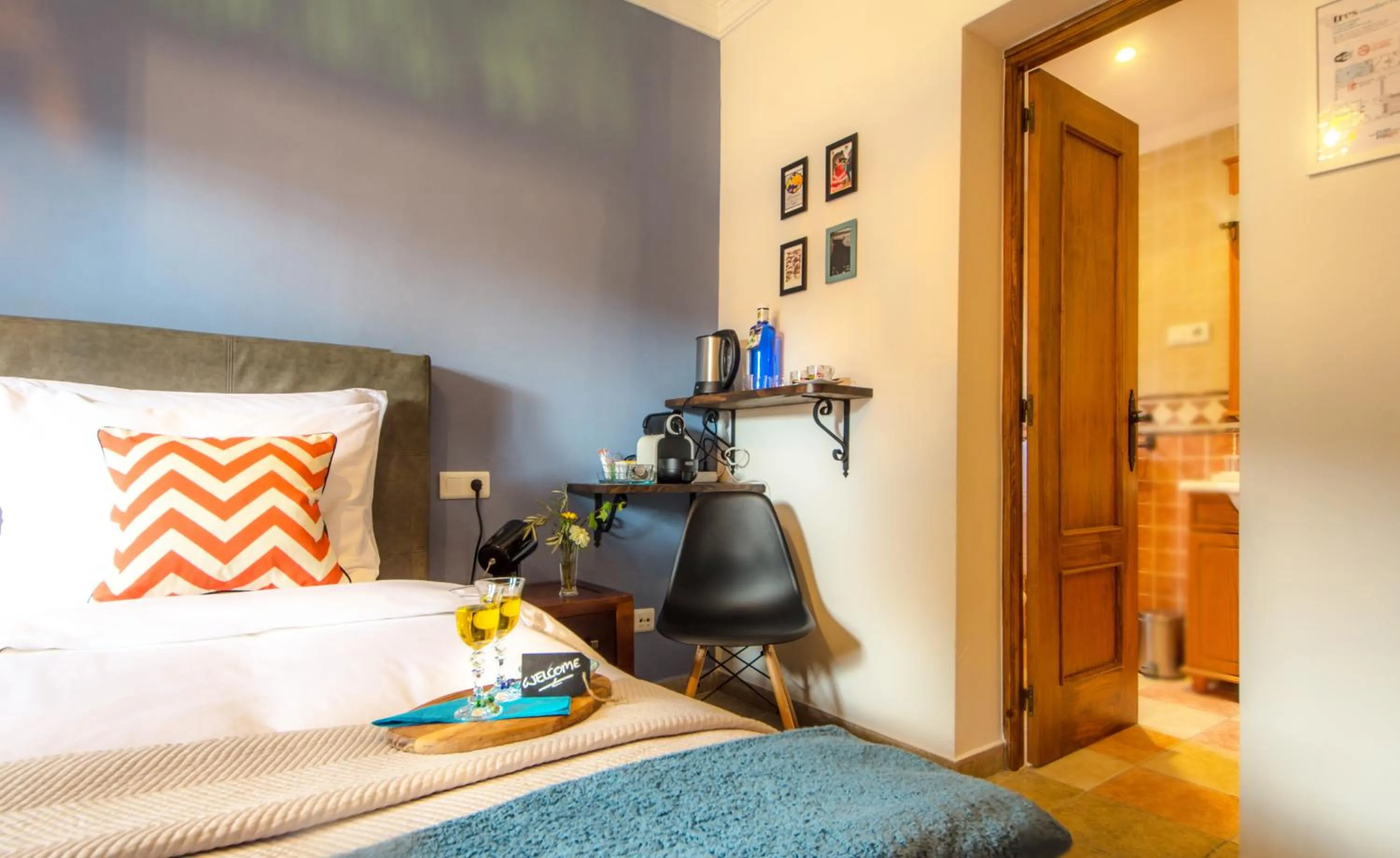 Shower, Bed in Villa Conmigo Bed & Breakfast