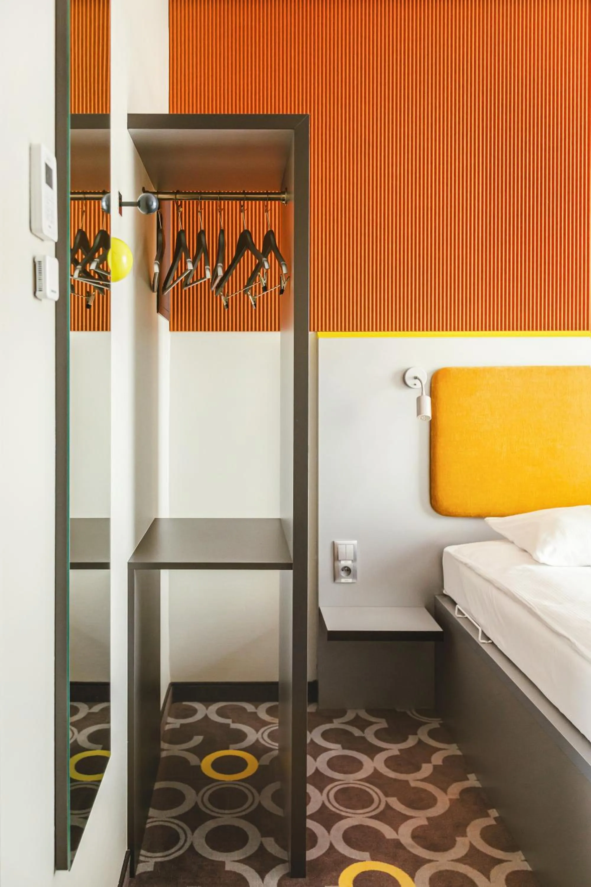 wardrobe, Bed in Qubus Hotel Żory
