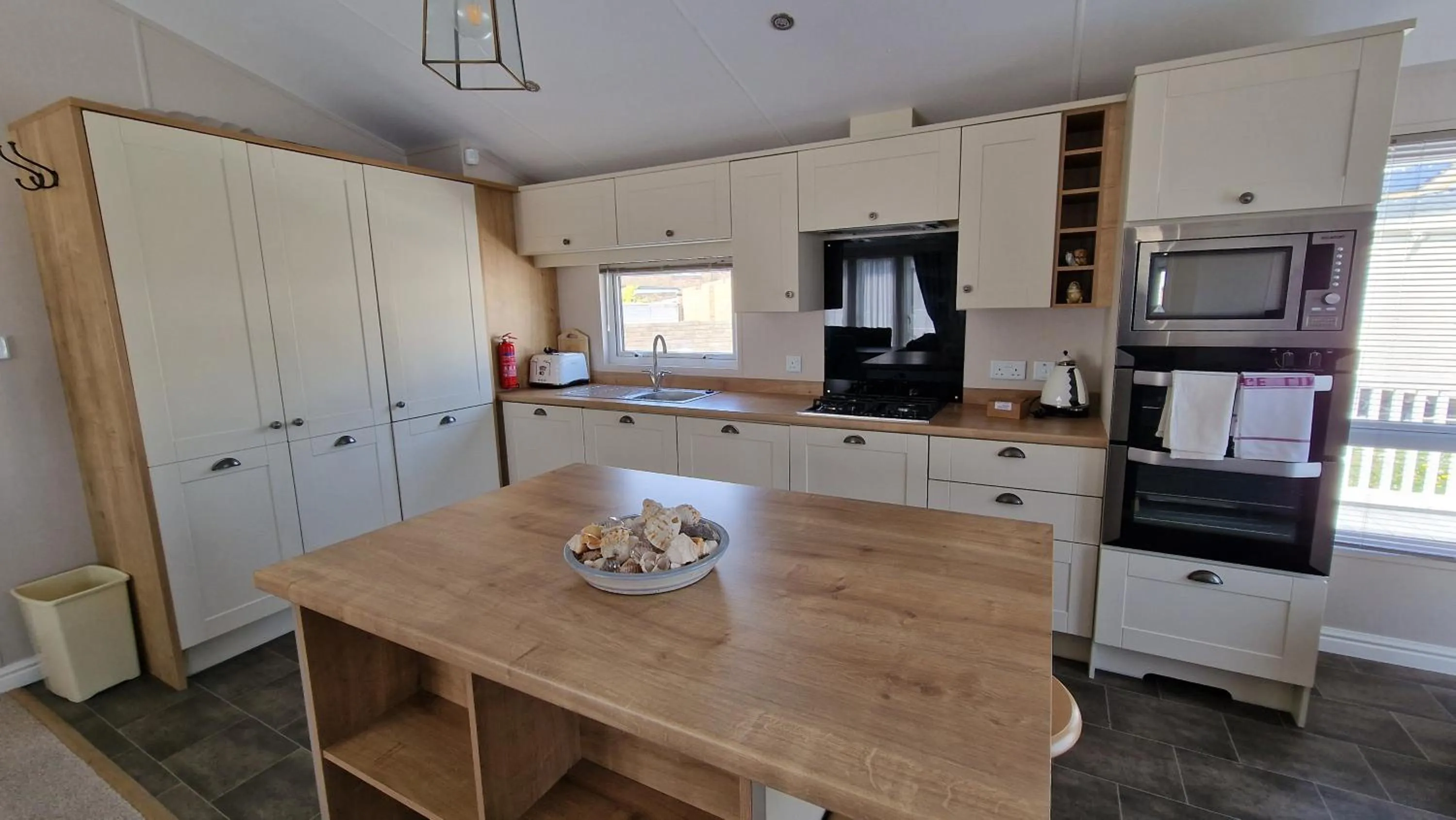 Kitchen or kitchenette in Beach Lodge - 5 minute walk to the sandy beach