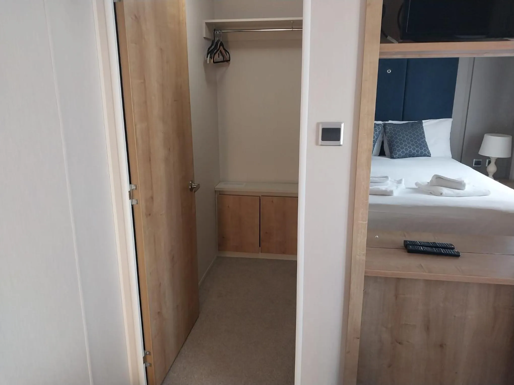 Bathroom, Bed in Beach Lodge - 5 minute walk to the sandy beach