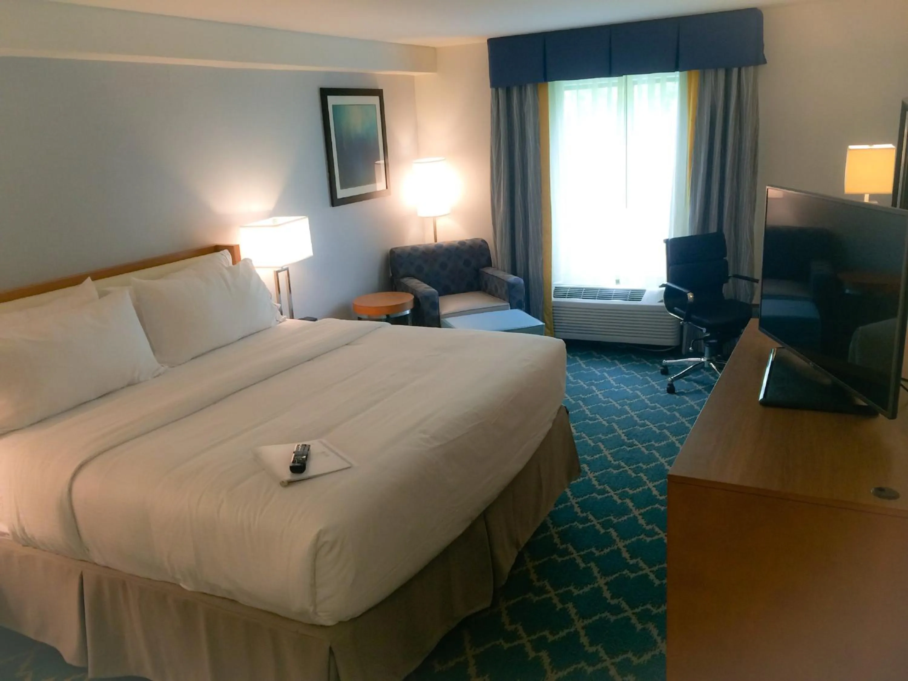 Photo of the whole room, Bed in Holiday Inn Express and Suites West Ocean City by IHG