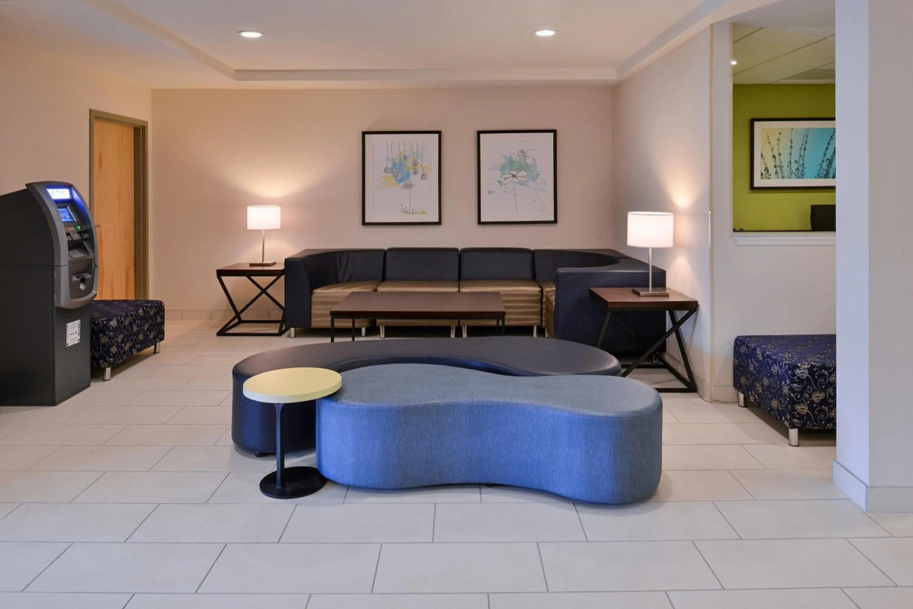 Property building, Bed in Holiday Inn Express and Suites West Ocean City by IHG