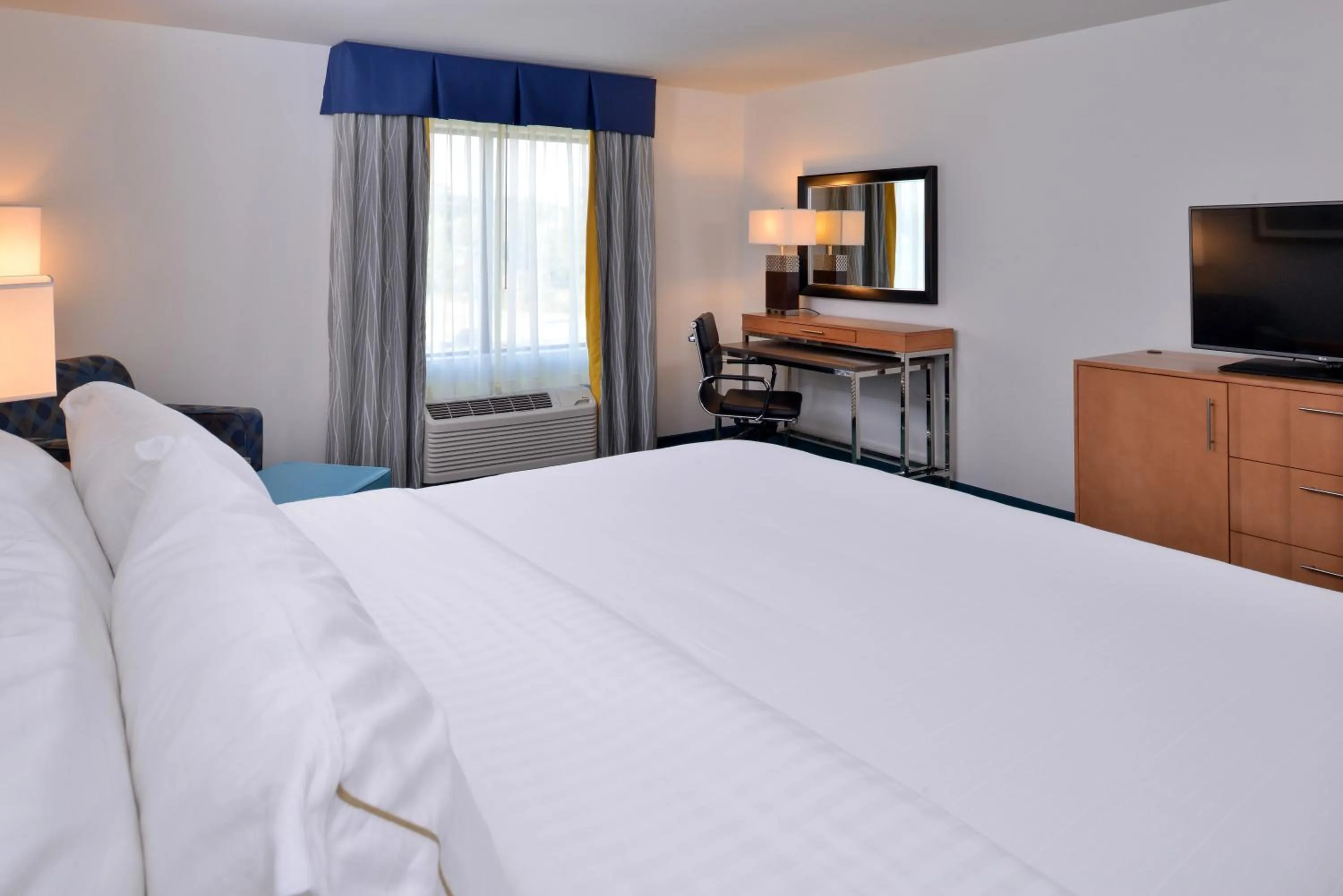 Photo of the whole room, Bed in Holiday Inn Express and Suites West Ocean City by IHG