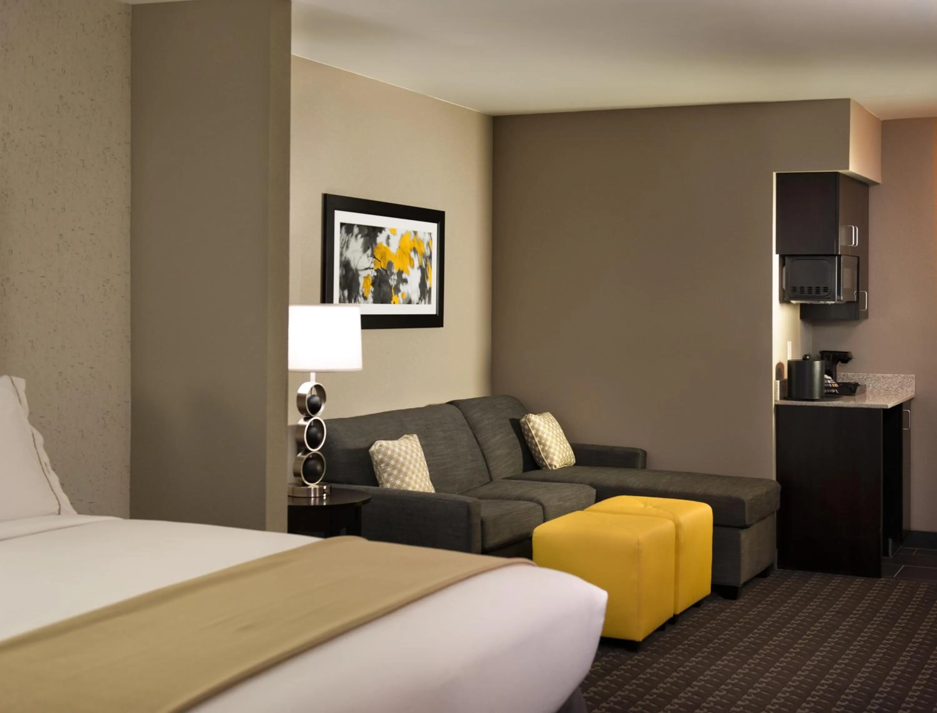 Photo of the whole room, Bed in Holiday Inn Express and Suites Madison Central by IHG