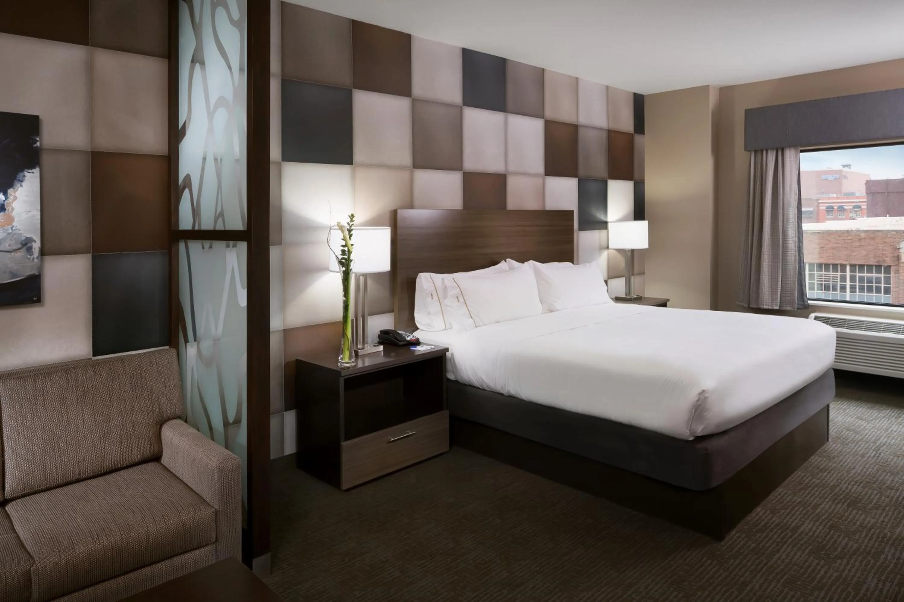 Photo of the whole room, Bed in Holiday Inn Express & Suites Oklahoma City Downtown - Bricktown by IHG