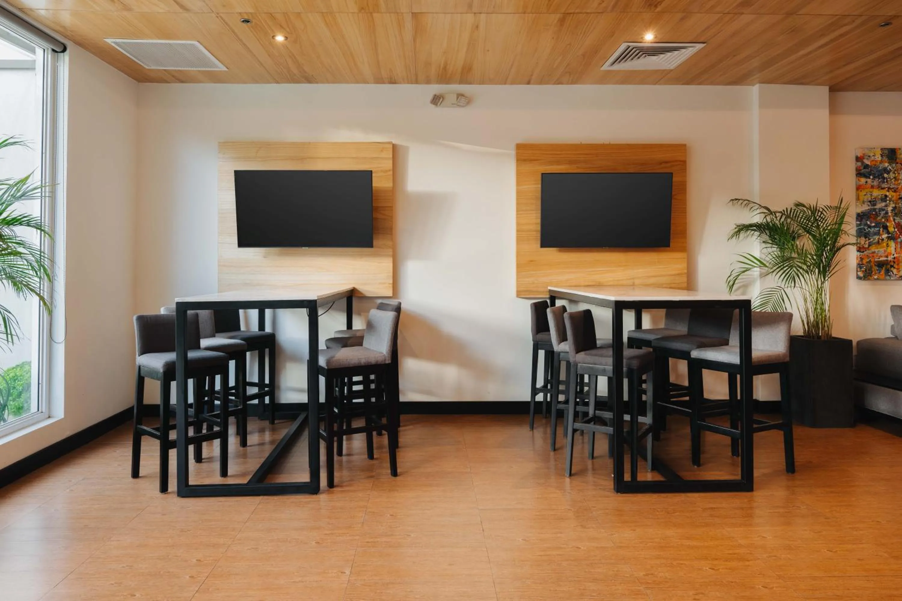 Communal lounge/ TV room in Holiday Inn Express Tegucigalpa by IHG