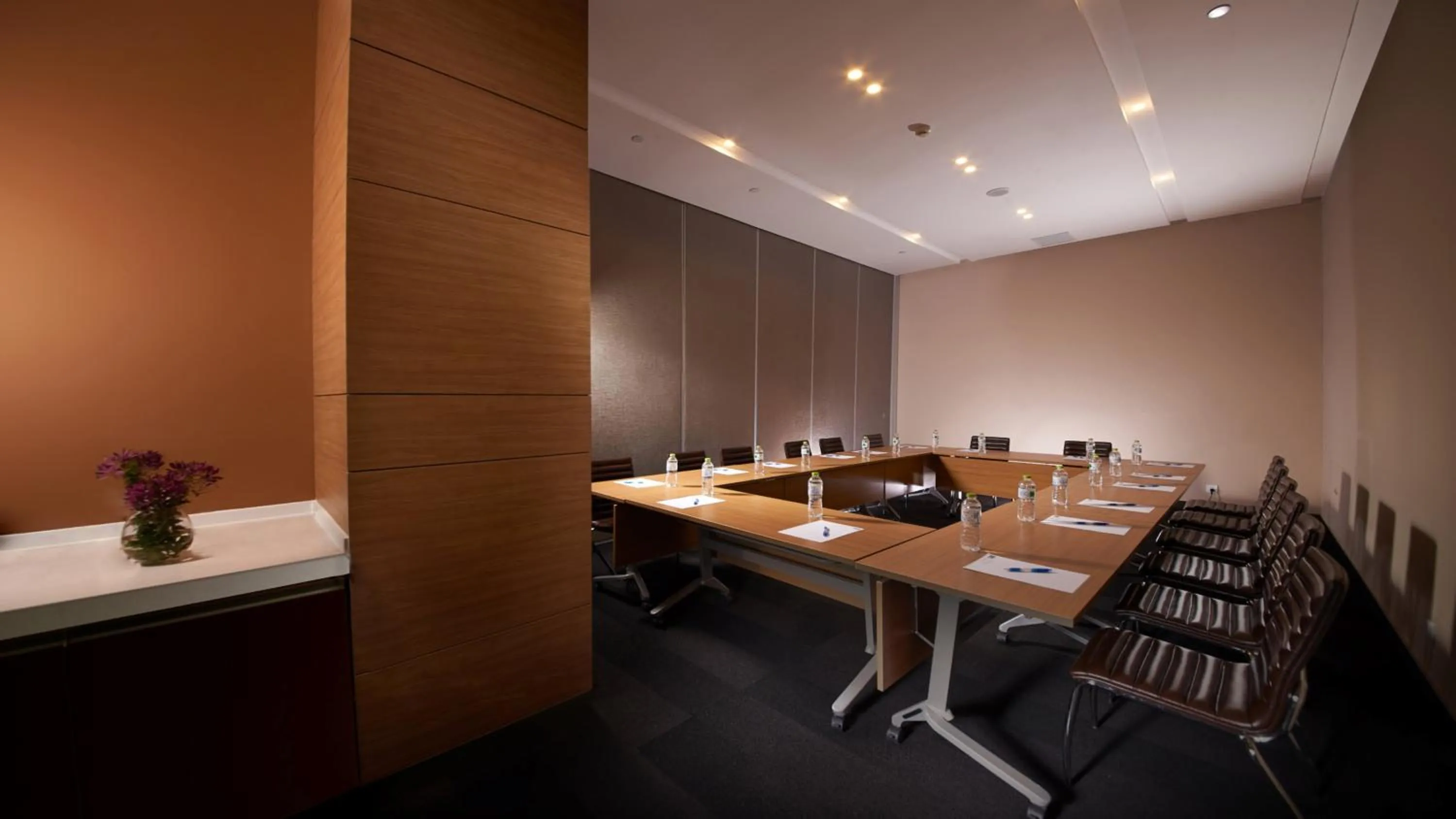 Meeting/conference room in Holiday Inn Express Ordos Dongsheng by IHG