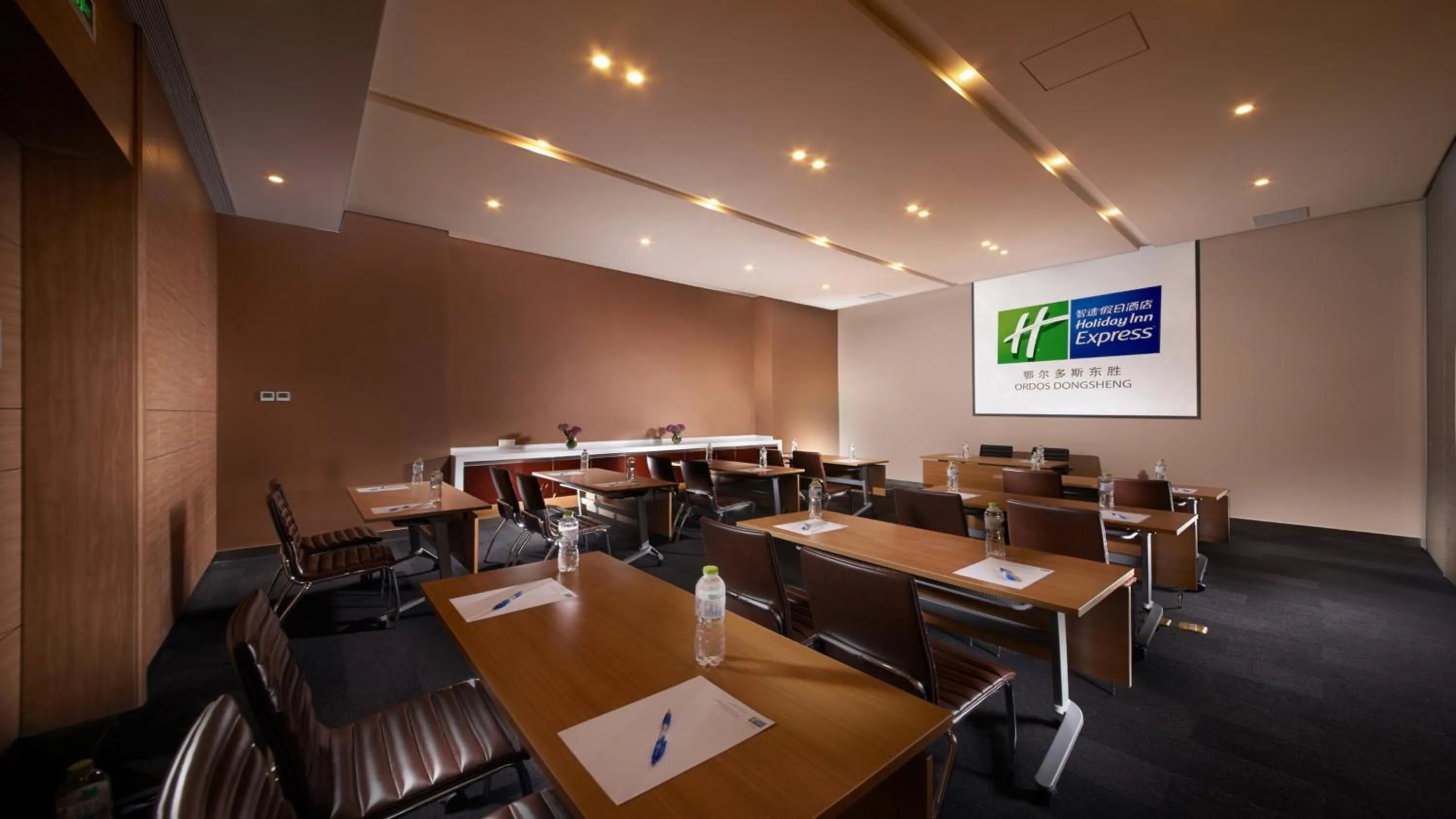 Meeting/conference room in Holiday Inn Express Ordos Dongsheng by IHG
