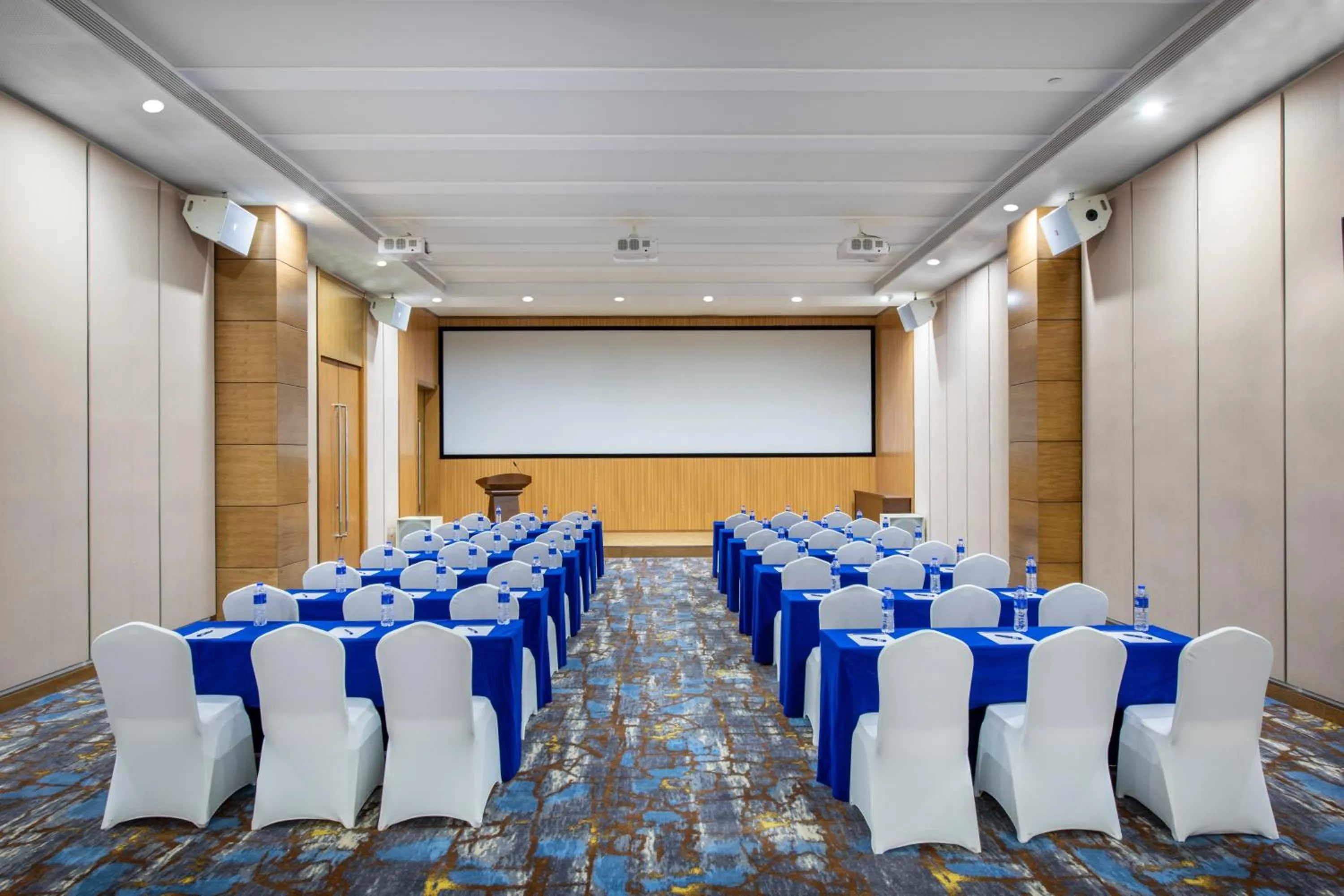 Meeting/conference room in Holiday Inn Express Ordos Dongsheng by IHG