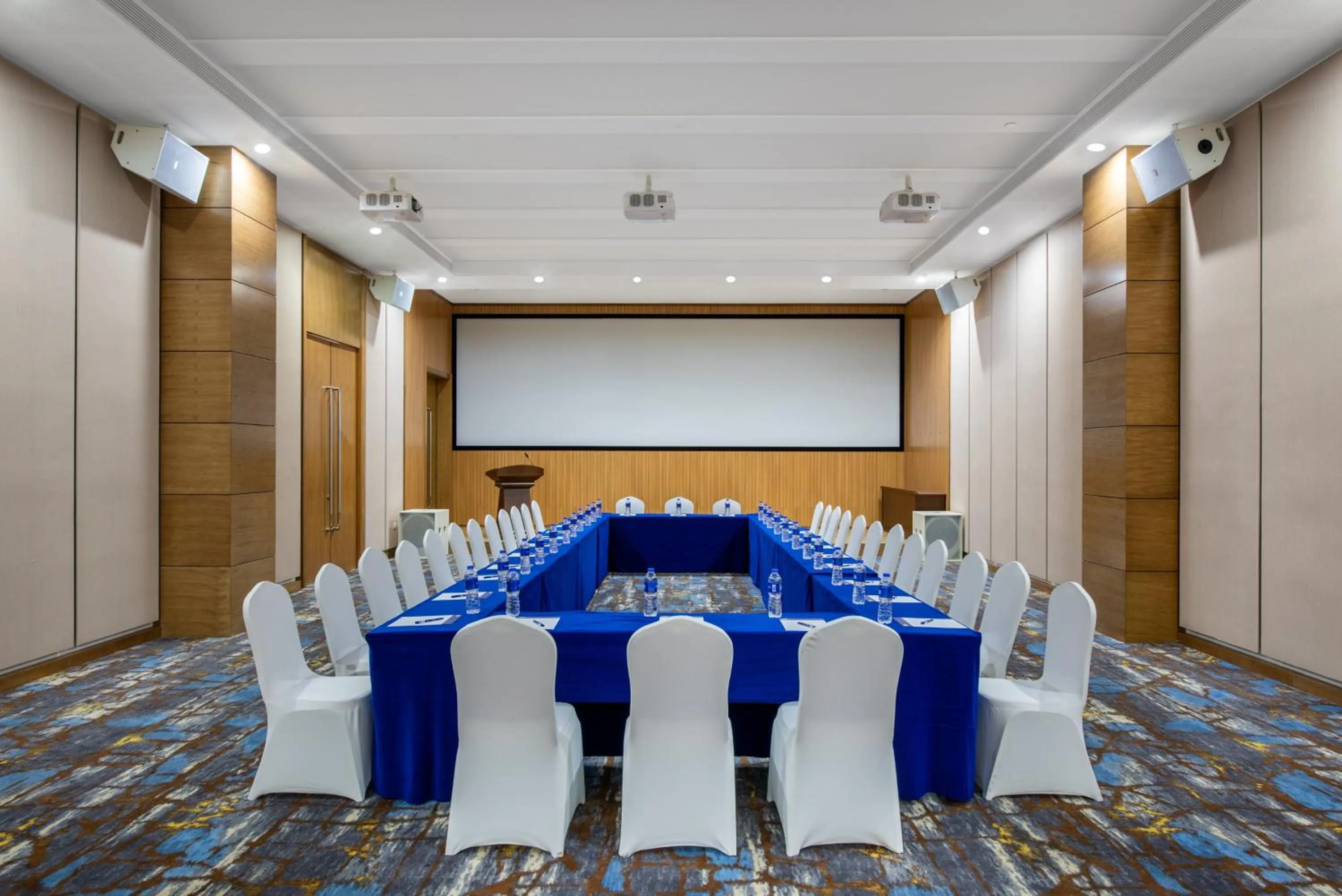 Meeting/conference room in Holiday Inn Express Ordos Dongsheng by IHG