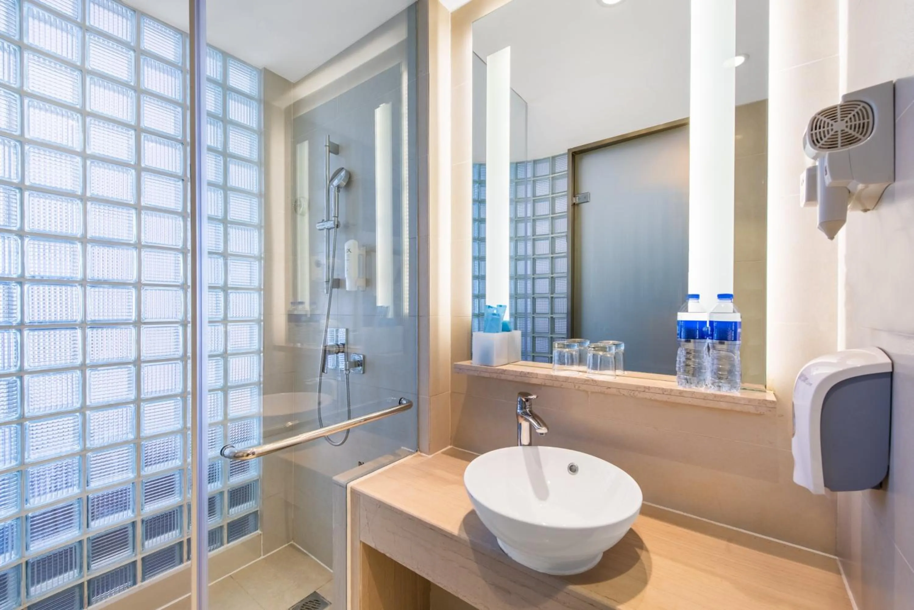 Photo of the whole room in Holiday Inn Express Zhengzhou Airport by IHG